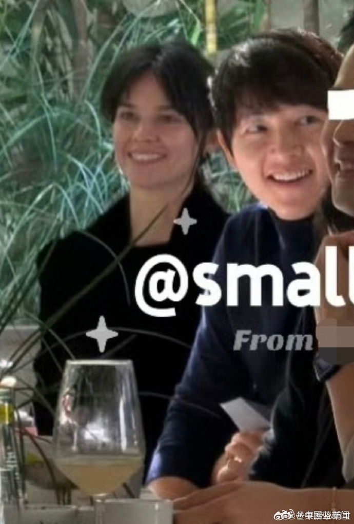 "T&oacute;m d&iacute;nh" Song Joong Ki v&agrave; vợ T&acirc;y hiếm hoi lộ diện, nhan sắc cam thường h&uacute;t hơn 40 triệu lượt xem- Ảnh 2.