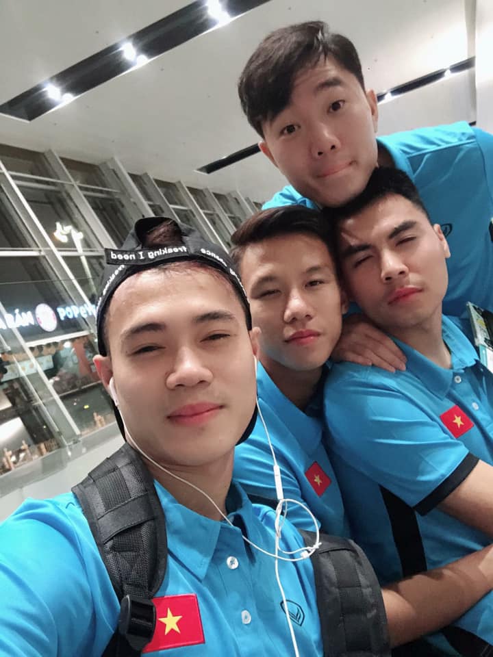 Sau 8 năm, l&yacute; do cả đội U23 Việt Nam lỡ hẹn đ&aacute;m cưới Quế Ngọc Hải v&agrave; Hoa kh&ocirc;i ĐH Vinh mới h&eacute; lộ- Ảnh 4.