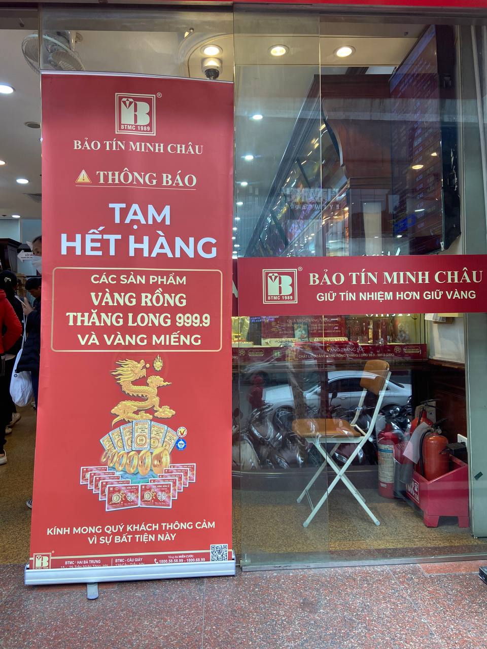 Người mua v&agrave;ng, mua bạc h&ocirc;m nay: Xếp h&agrave;ng từ 3h s&aacute;ng đến gần 11h trưa mới đến lượt, đi l&uacute;c 6-7h th&igrave; x&aacute;c định về tay kh&ocirc;ng- Ảnh 5.