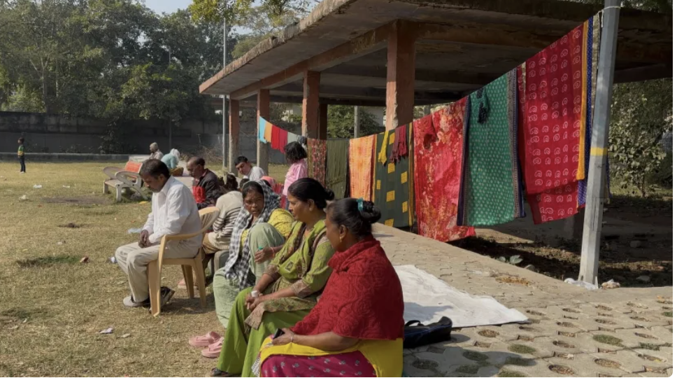 Một th&agrave;nh phố rơi v&agrave;o khủng hoảng nước sạch chưa từng c&oacute;: Nước v&agrave;ng đục k&egrave;m m&ugrave;i h&ocirc;i nồng, h&agrave;ng triệu người d&acirc;n phải giặt quần &aacute;o trong cảnh tượng kh&oacute; tin- Ảnh 2.