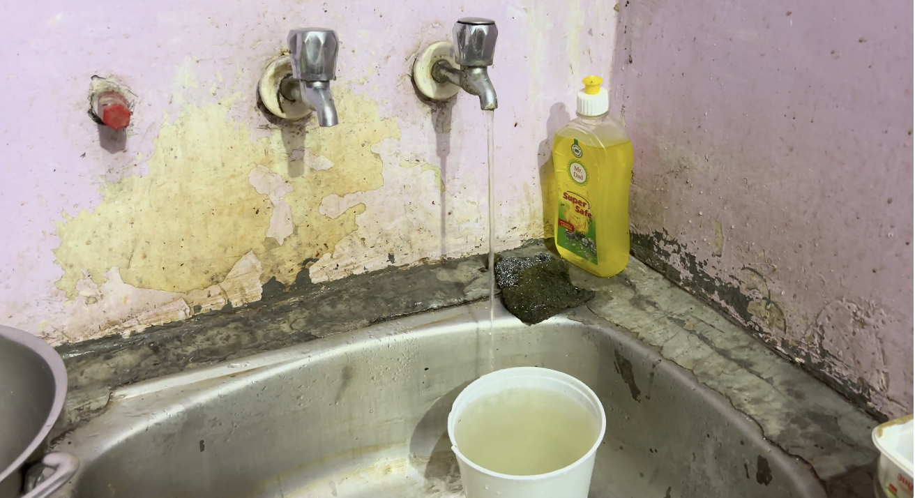 Một th&agrave;nh phố rơi v&agrave;o khủng hoảng nước sạch chưa từng c&oacute;: Nước v&agrave;ng đục k&egrave;m m&ugrave;i h&ocirc;i nồng, h&agrave;ng triệu người d&acirc;n phải giặt quần &aacute;o trong cảnh tượng kh&oacute; tin- Ảnh 3.