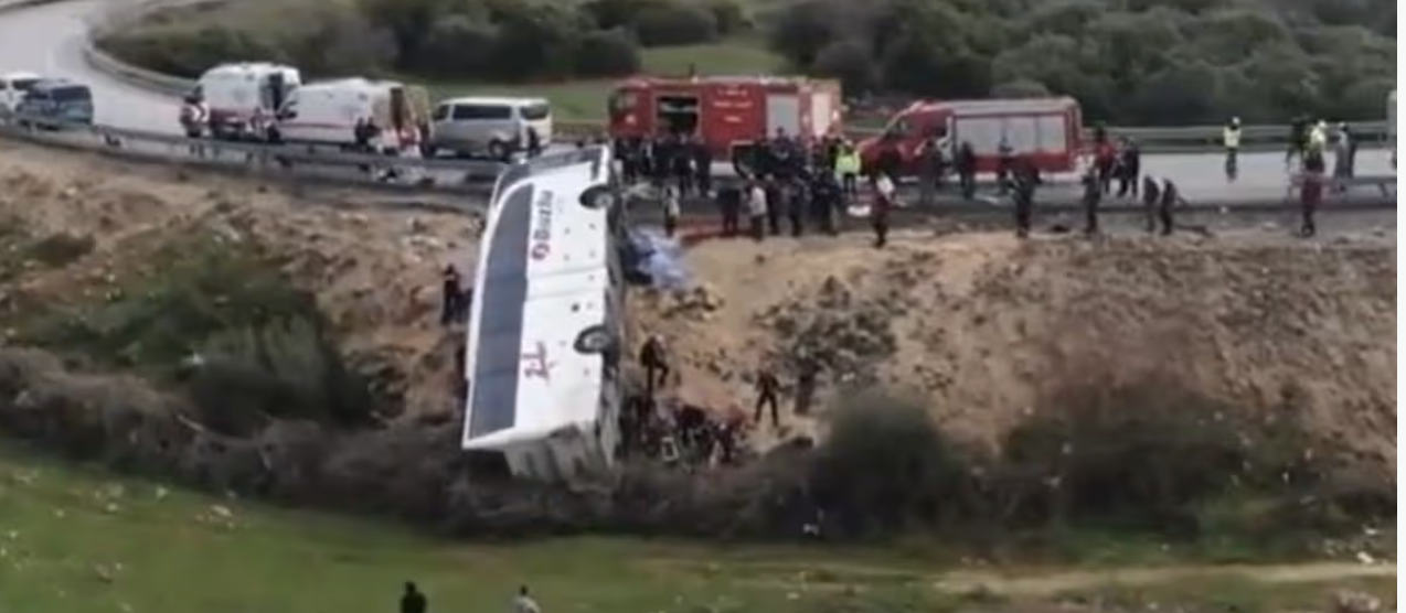 Thảm kịch xe bu&yacute;t lao xuống vực v&igrave; mất l&aacute;i trong mưa lớn, &iacute;t nhất 9 người chết, 26 người bị thương- Ảnh 2.