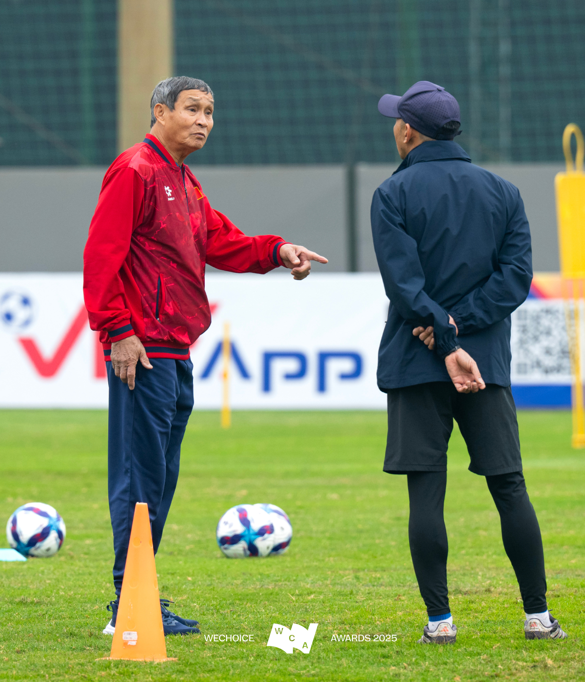 HLV 75 tuổi Mai Đức Chung của đội tuyển nữ Việt Nam: “Thắng thì các con nhận, thua thì bác chịu”- Ảnh 12. HLV 75 tuổi Mai Đức Chung của đội tuyển nữ Việt Nam: “Thắng thì các con nhận, thua thì bác chịu”- Ảnh 12.