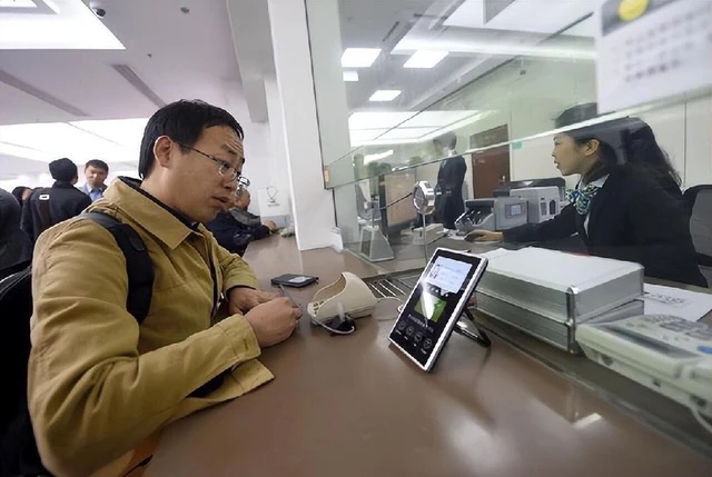 Ch&agrave;ng trai gửi 2,4 tỉ, 1 tiếng sau chỉ c&ograve;n 71 ngh&igrave;n, ng&acirc;n h&agrave;ng từ chối chịu tr&aacute;ch nhiệm: "Ai r&uacute;t tiền th&igrave; đi m&agrave; t&igrave;m người đ&oacute;"- Ảnh 1.