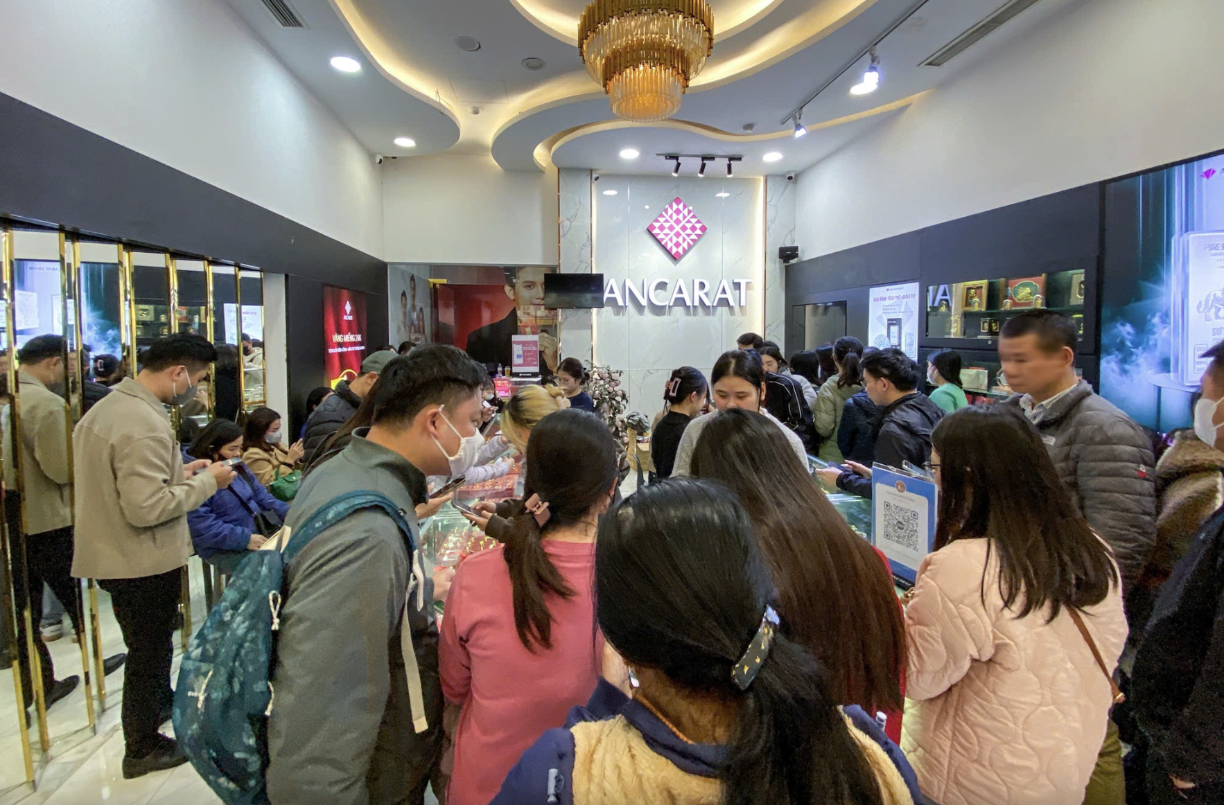 Bạc ở Việt Nam không khan hiếm, vì sao người dân phải xếp hàng mua bằng giấy hẹn?- Ảnh 1. Bạc ở Việt Nam không khan hiếm, vì sao người dân phải xếp hàng mua bằng giấy hẹn?- Ảnh 1.