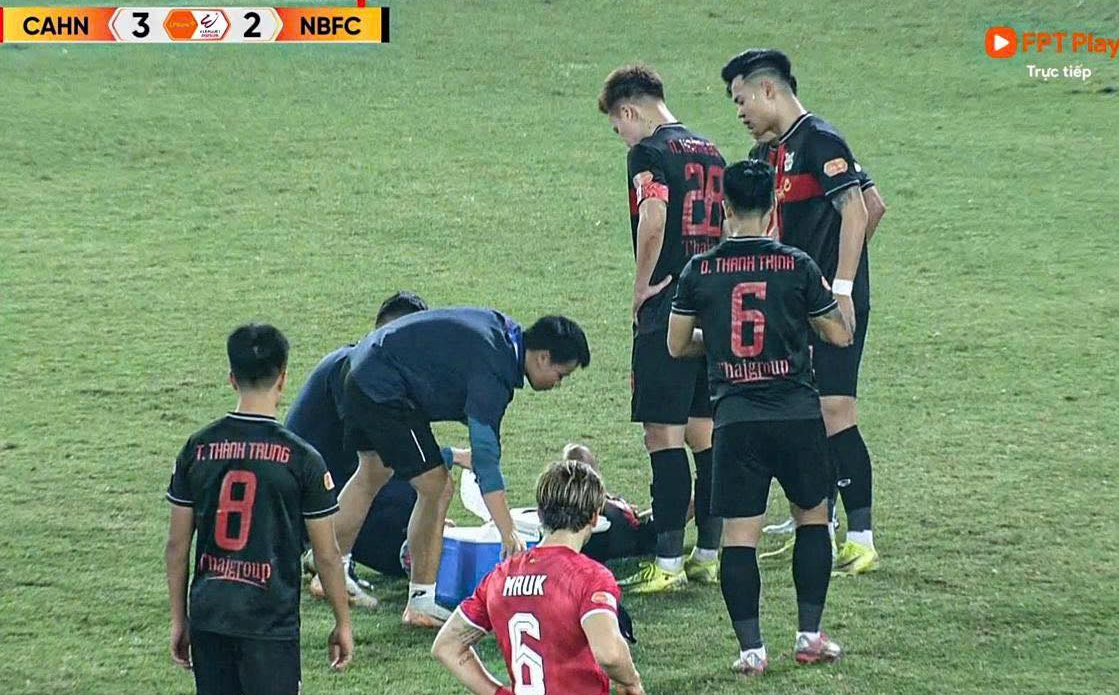 Tuyển thủ U23 Việt Nam chấn thương, rời s&acirc;n bằng c&aacute;ng ngay khi về từ U23 ch&acirc;u &Aacute;, c&aacute;c đồng đội lo lắng hỏi thăm- Ảnh 1.