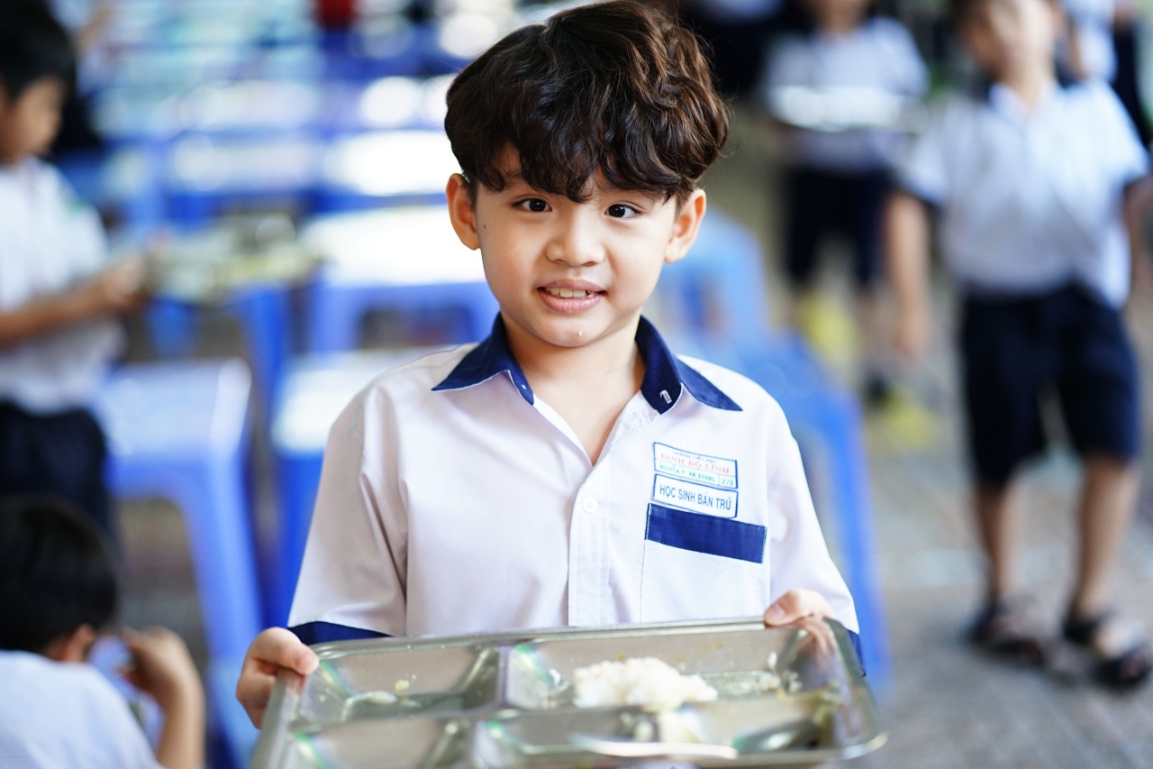 Cảnh tượng lạ tại cổng trường tiểu học ở TP.HCM mỗi buổi trưa: Phụ huynh tay x&aacute;ch cơm, người chờ đ&oacute;n con về nh&agrave;- Ảnh 6.