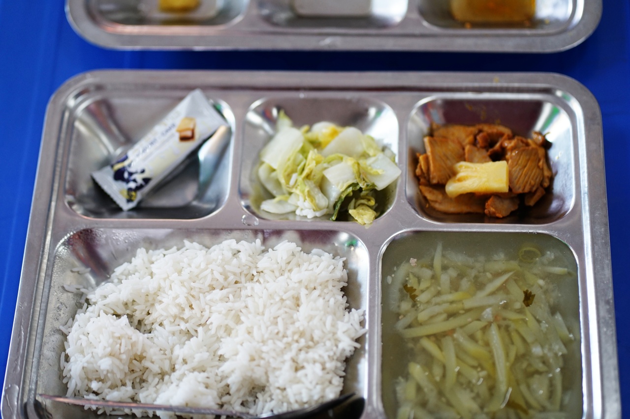 Cảnh tượng lạ tại cổng trường tiểu học ở TP.HCM mỗi buổi trưa: Phụ huynh tay x&aacute;ch cơm, người chờ đ&oacute;n con về nh&agrave;- Ảnh 10.