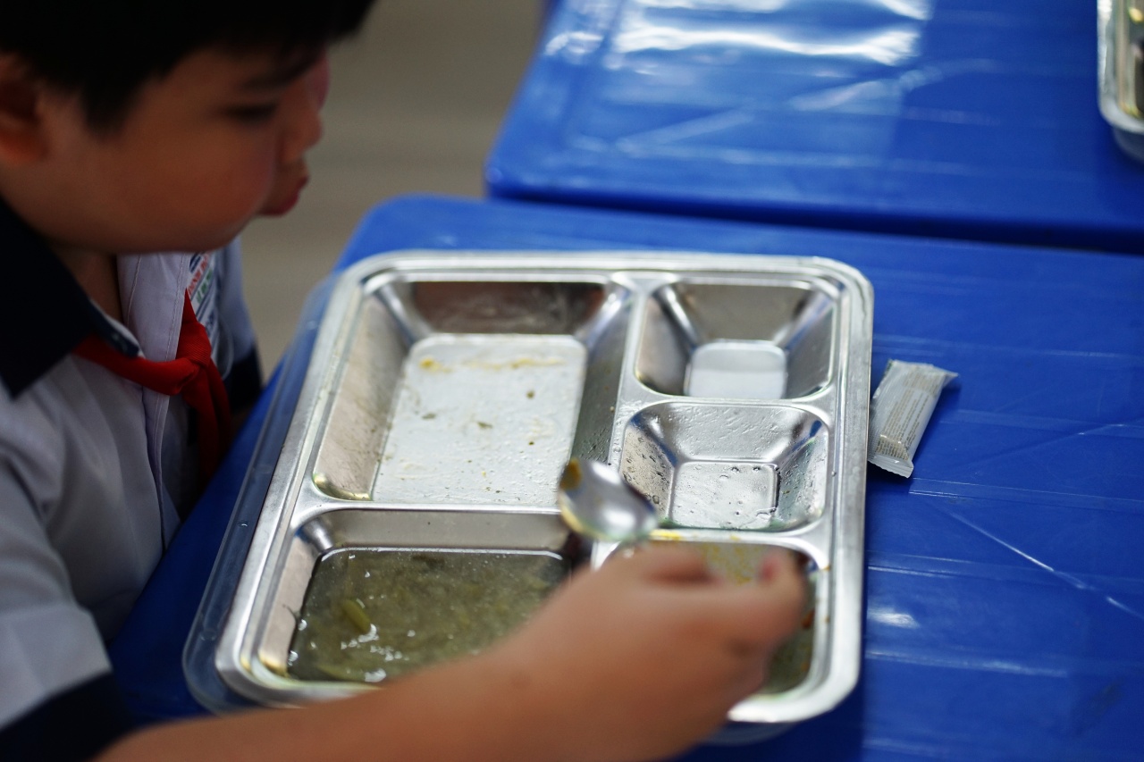 Cảnh tượng lạ tại cổng trường tiểu học ở TP.HCM mỗi buổi trưa: Phụ huynh tay x&aacute;ch cơm, người chờ đ&oacute;n con về nh&agrave;- Ảnh 9.