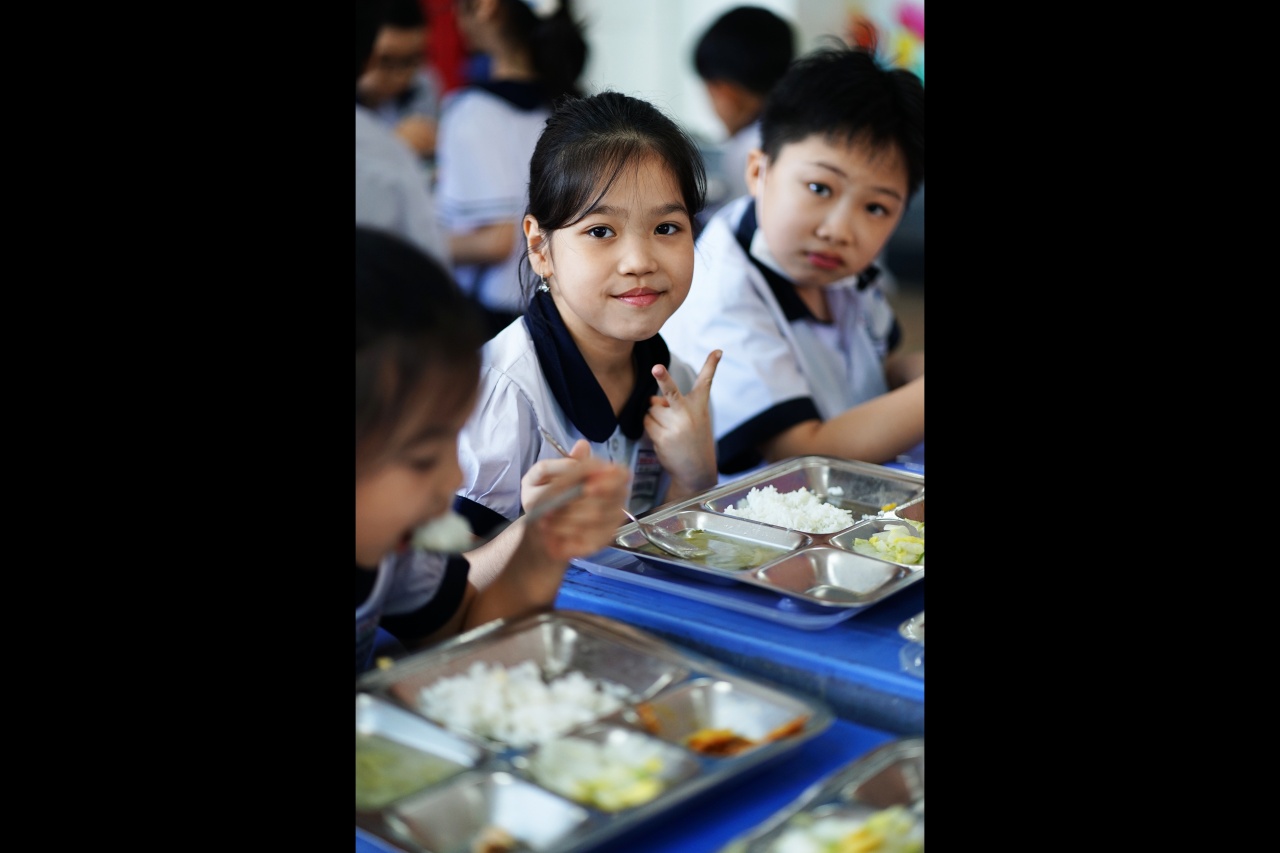 Cảnh tượng lạ tại cổng trường tiểu học ở TP.HCM mỗi buổi trưa: Phụ huynh tay x&aacute;ch cơm, người chờ đ&oacute;n con về nh&agrave;- Ảnh 4.