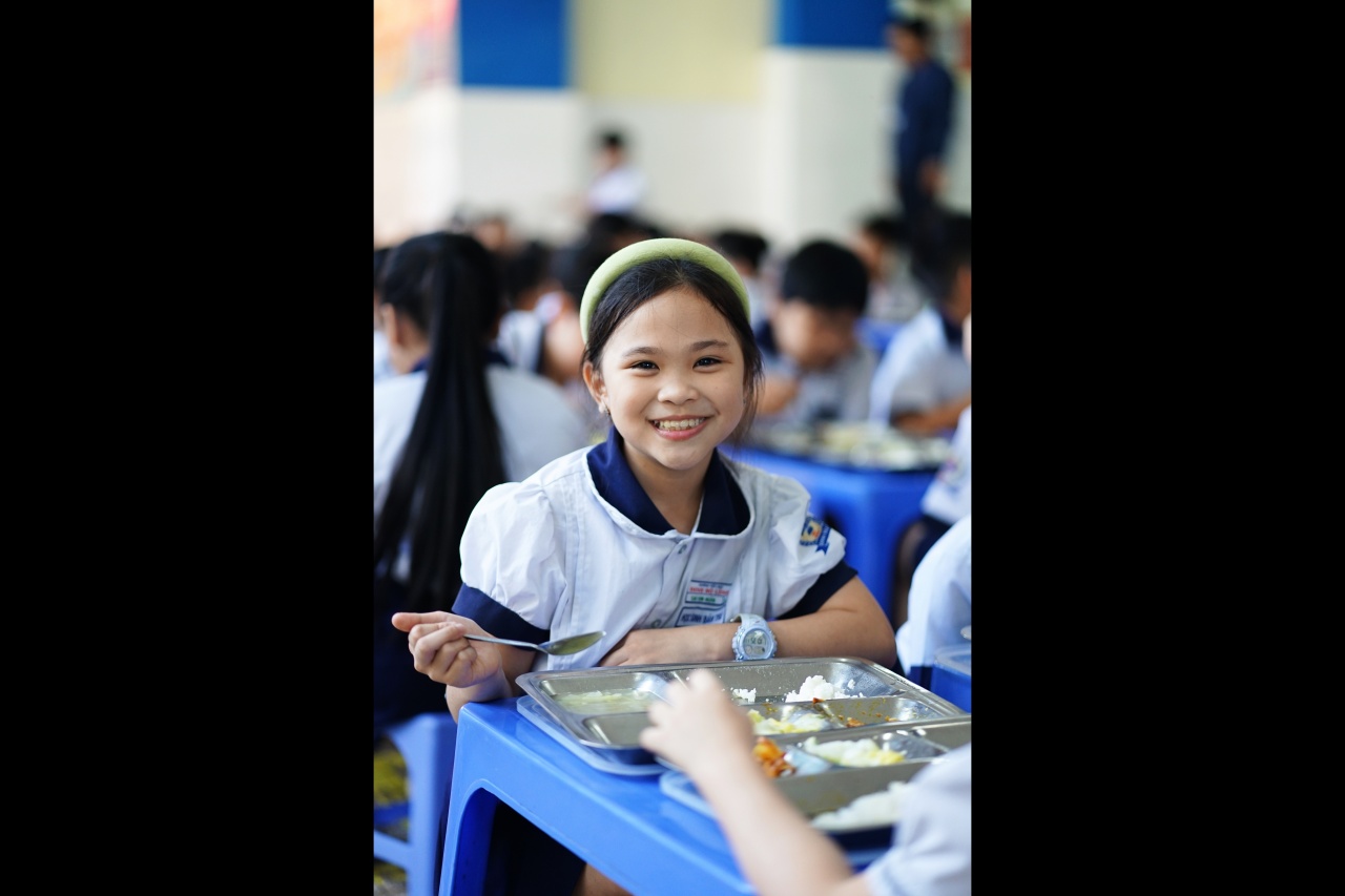 Cảnh tượng lạ tại cổng trường tiểu học ở TP.HCM mỗi buổi trưa: Phụ huynh tay x&aacute;ch cơm, người chờ đ&oacute;n con về nh&agrave;- Ảnh 7.