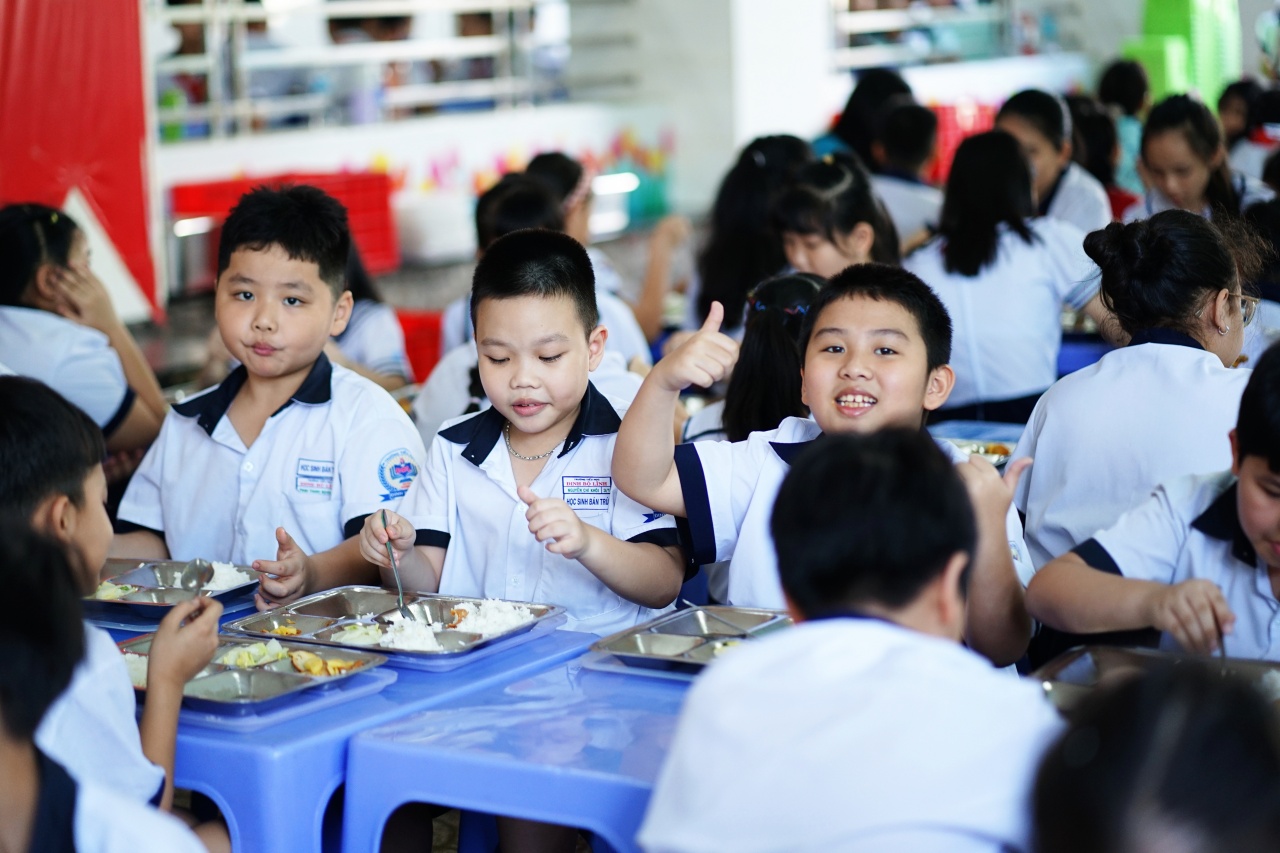 Cảnh tượng lạ tại cổng trường tiểu học ở TP.HCM mỗi buổi trưa: Phụ huynh tay x&aacute;ch cơm, người chờ đ&oacute;n con về nh&agrave;- Ảnh 5.