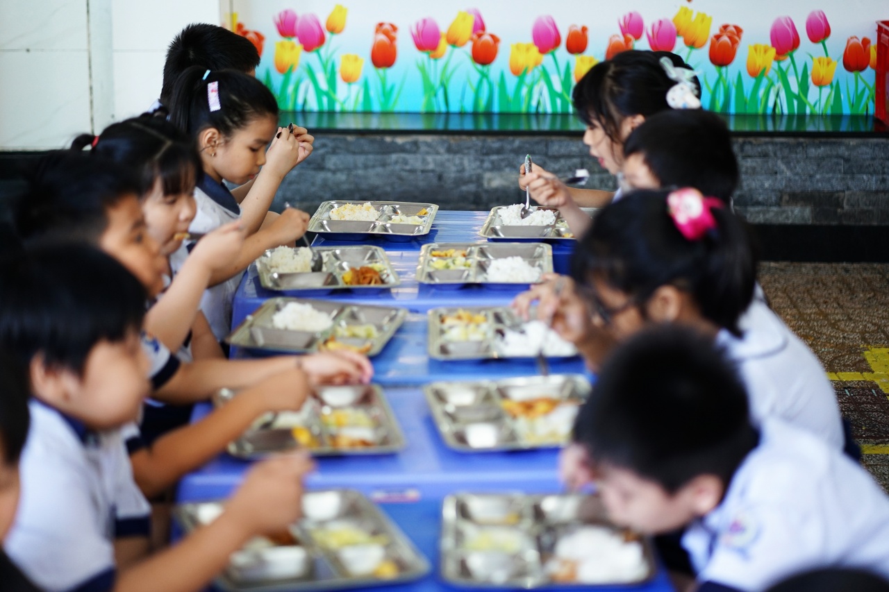 Cảnh tượng lạ tại cổng trường tiểu học ở TP.HCM mỗi buổi trưa: Phụ huynh tay x&aacute;ch cơm, người chờ đ&oacute;n con về nh&agrave;- Ảnh 3.