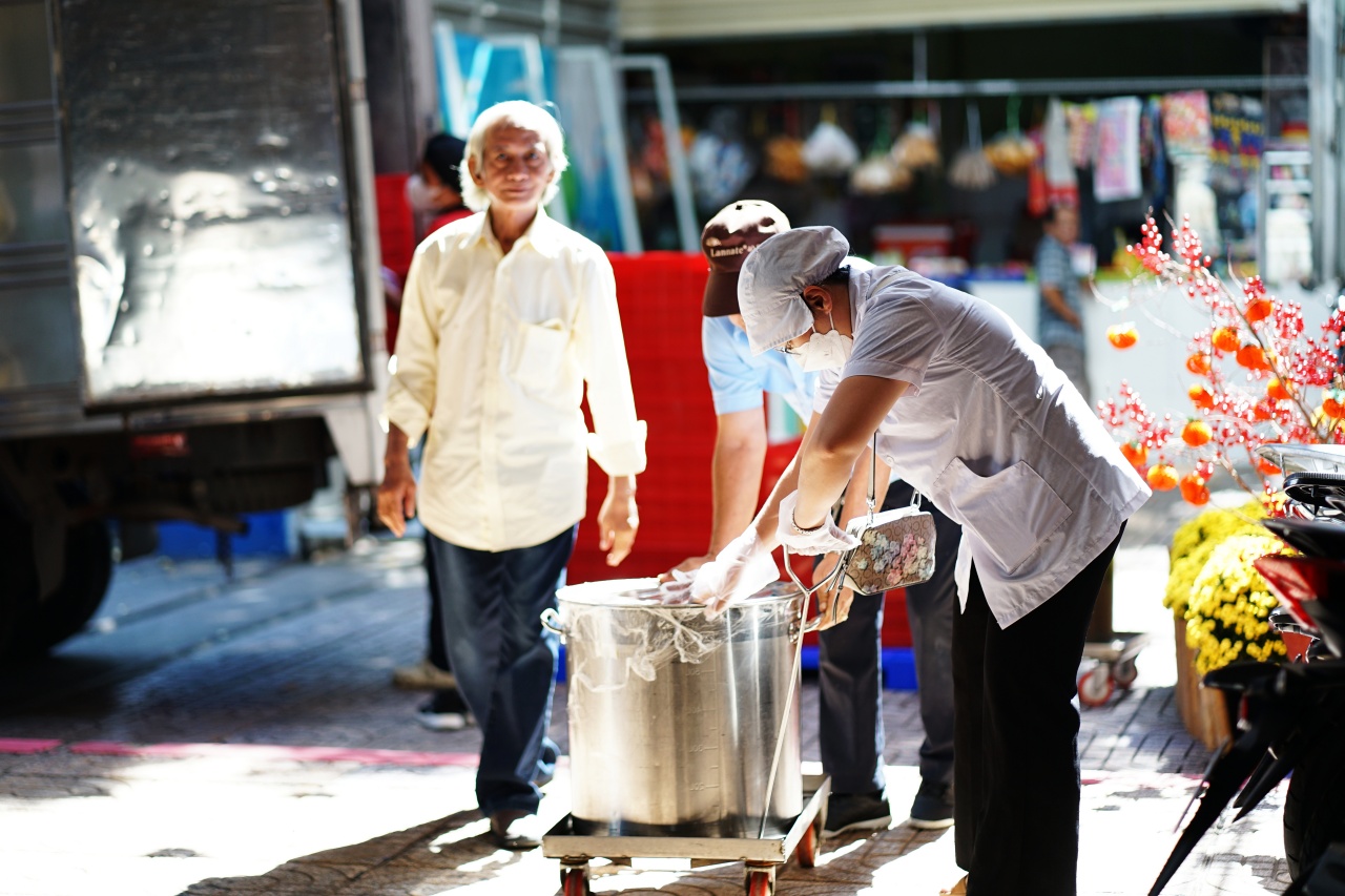 Cảnh tượng lạ tại cổng trường tiểu học ở TP.HCM mỗi buổi trưa: Phụ huynh tay x&aacute;ch cơm, người chờ đ&oacute;n con về nh&agrave;- Ảnh 13.