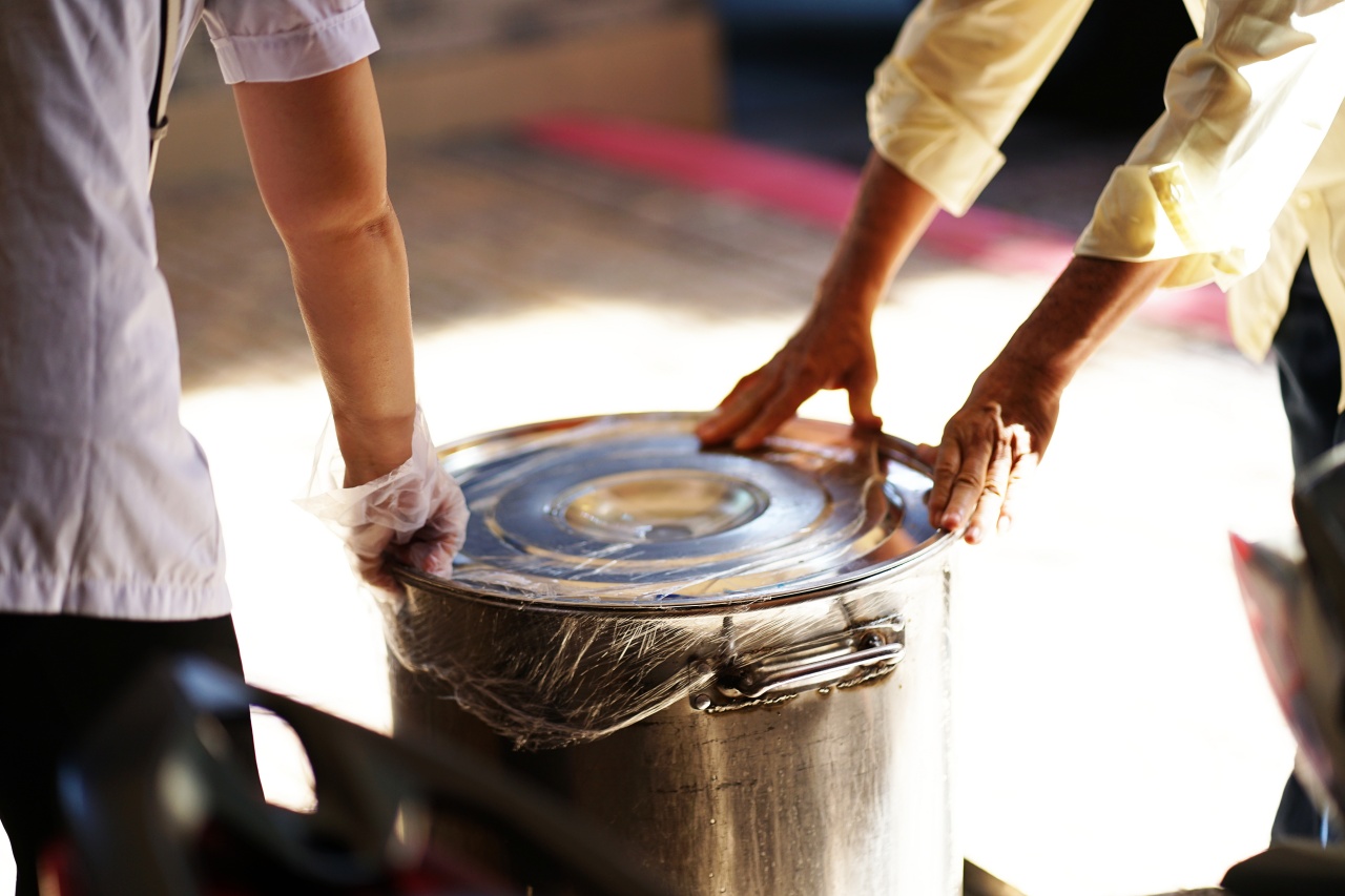 Cảnh tượng lạ tại cổng trường tiểu học ở TP.HCM mỗi buổi trưa: Phụ huynh tay x&aacute;ch cơm, người chờ đ&oacute;n con về nh&agrave;- Ảnh 12.