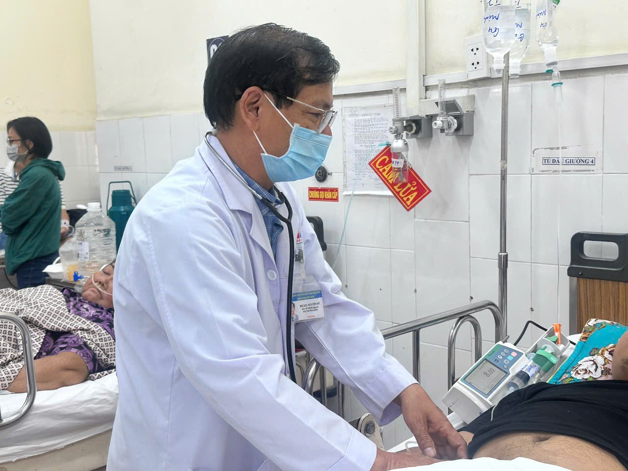 Vi&ecirc;m tụy cấp v&igrave; lịch nhậu tiệc tất ni&ecirc;n d&agrave;y đặc- Ảnh 2.