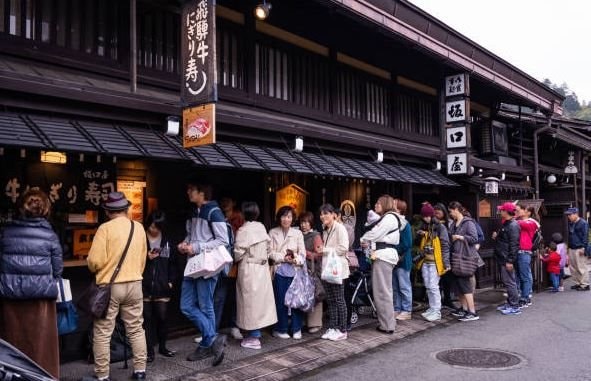 Qu&aacute;n cafe cho kh&aacute;ch chi 170 ngh&igrave;n đồng để kh&ocirc;ng phải xếp h&agrave;ng: Chỉ cần xuất v&eacute; đ&atilde; c&oacute; thể chen trước người đầu ti&ecirc;n- Ảnh 2.