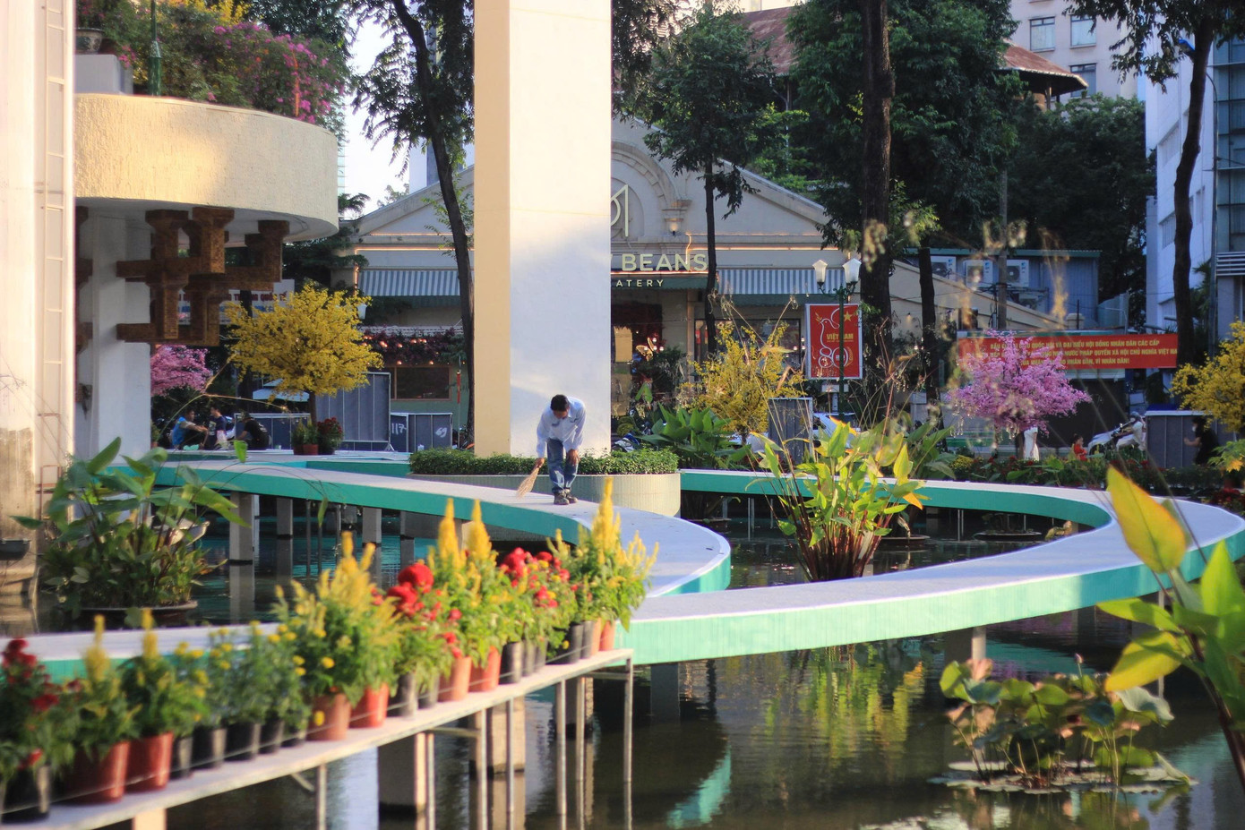 Hồ Con R&ugrave;a sơn lại m&agrave;u kh&aacute;c sau tranh c&atilde;i- Ảnh 5.