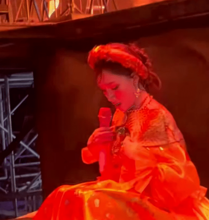 H&ograve;a Minzy thở dốc, mệt lả trong hậu trường fan concert Bắc Bling- Ảnh 3.