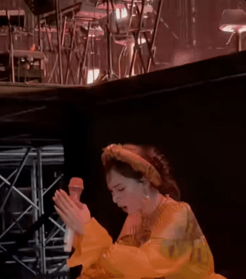 H&ograve;a Minzy thở dốc, mệt lả trong hậu trường fan concert Bắc Bling- Ảnh 4.