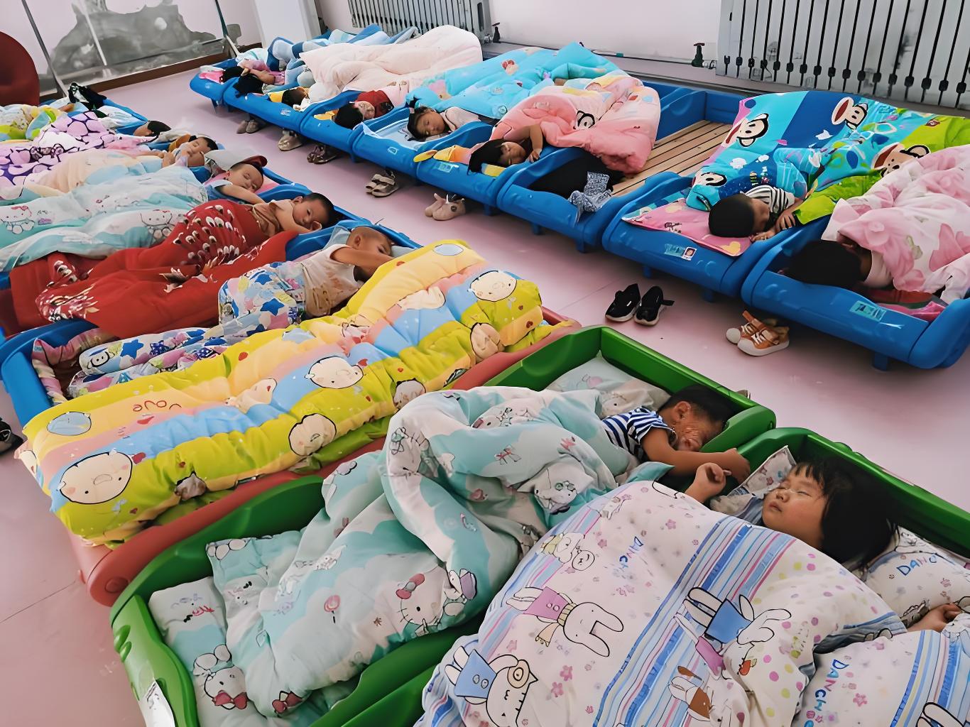 B&eacute; g&aacute;i 4 tuổi ở nh&agrave; kh&ocirc;ng ngủ trưa bao giờ, đi học mầm non bỗng ngủ li b&igrave;, người mẹ xem camera rồi "nổ tung" v&igrave; tức giận- Ảnh 2.