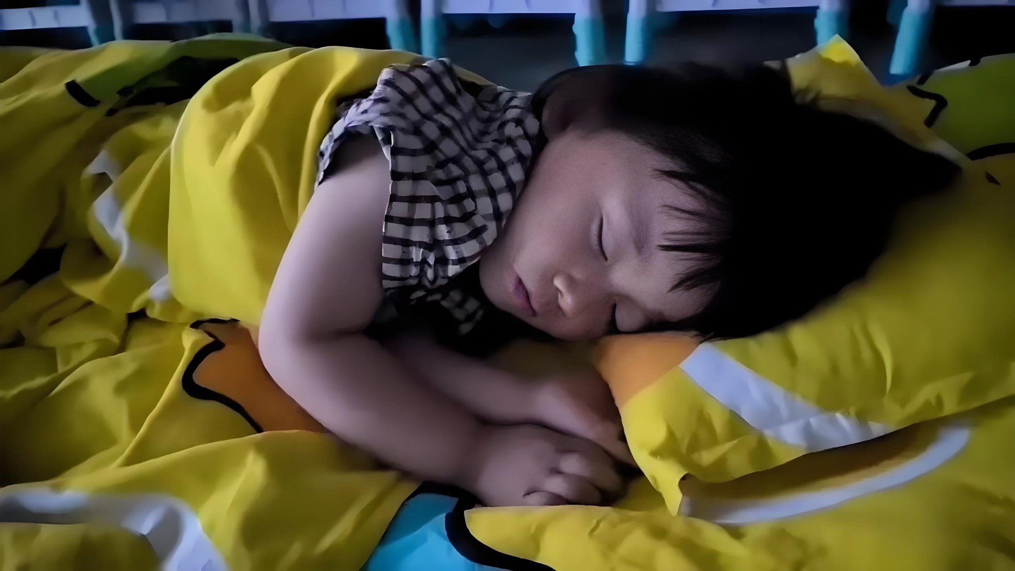 B&eacute; g&aacute;i 4 tuổi ở nh&agrave; kh&ocirc;ng ngủ trưa bao giờ, đi học mầm non bỗng ngủ li b&igrave;, người mẹ xem camera rồi "nổ tung" v&igrave; tức giận- Ảnh 1.