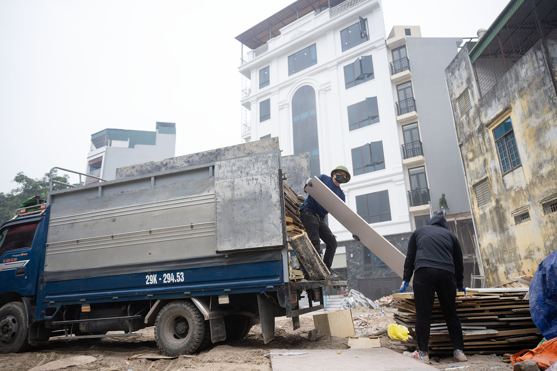 Toàn cảnh người dân Hà Nội tất bật bàn giao mặt bằng đoạn Vành đai 2,5 qua Cầu Giấy- Ảnh 11. Toàn cảnh người dân Hà Nội tất bật bàn giao mặt bằng đoạn Vành đai 2,5 qua Cầu Giấy- Ảnh 11.