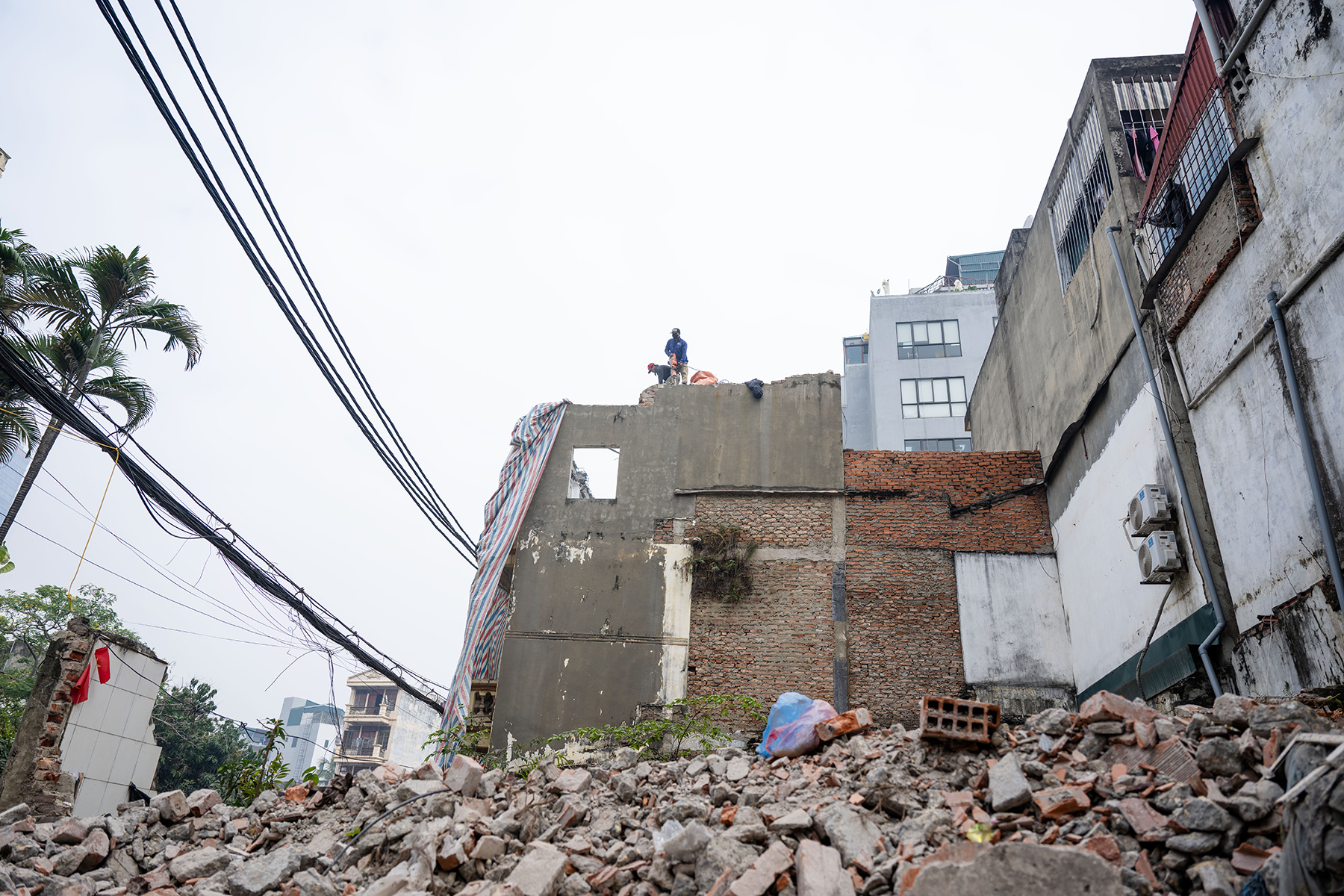 Toàn cảnh người dân Hà Nội tất bật bàn giao mặt bằng đoạn Vành đai 2,5 qua Cầu Giấy- Ảnh 6. Toàn cảnh người dân Hà Nội tất bật bàn giao mặt bằng đoạn Vành đai 2,5 qua Cầu Giấy- Ảnh 6.