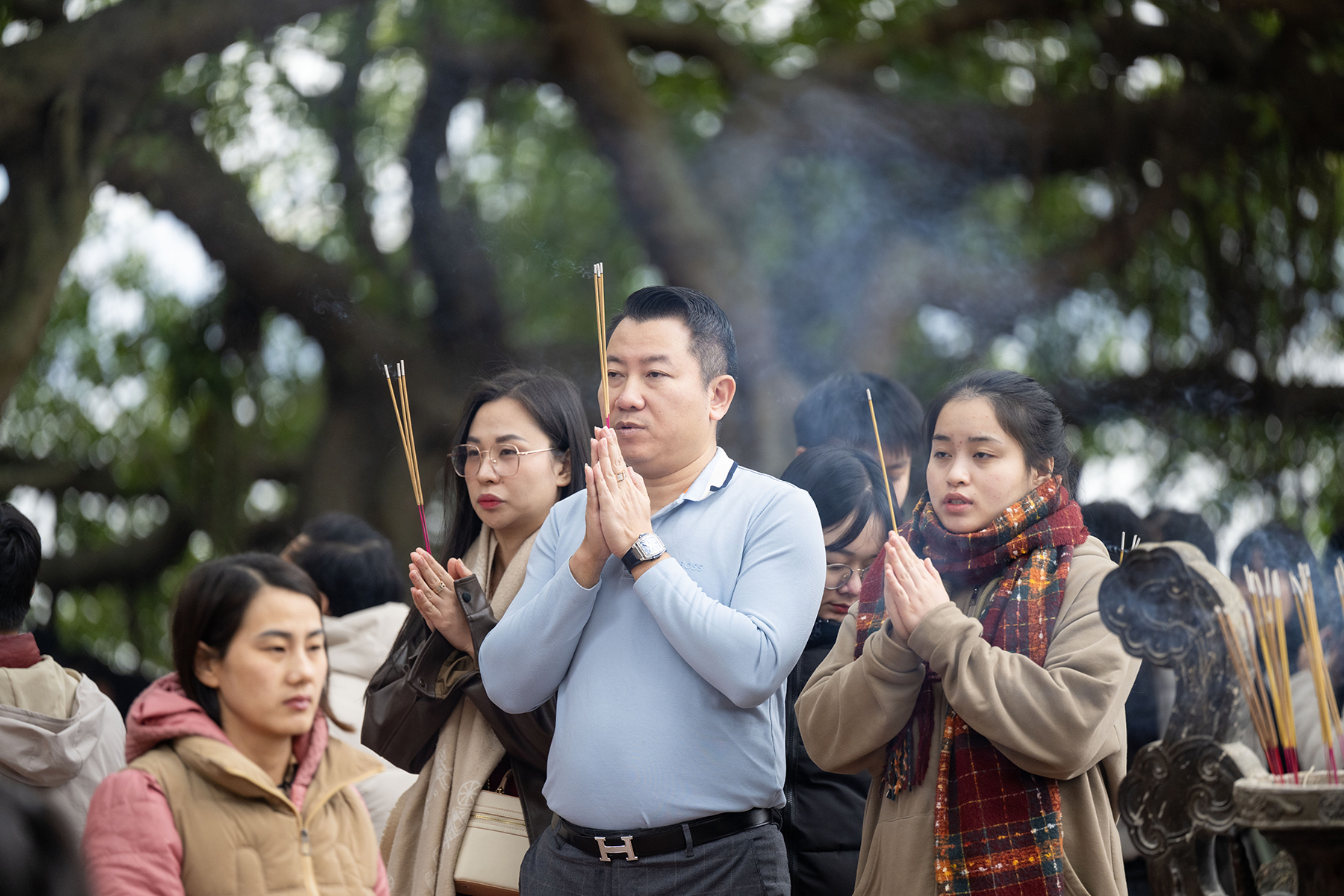 Giữa trưa Rằm th&aacute;ng Chạp, Phủ T&acirc;y Hồ đ&ocirc;ng đ&uacute;c v&igrave; d&ograve;ng người chen k&iacute;n đi tạ lễ cuối năm- Ảnh 6.