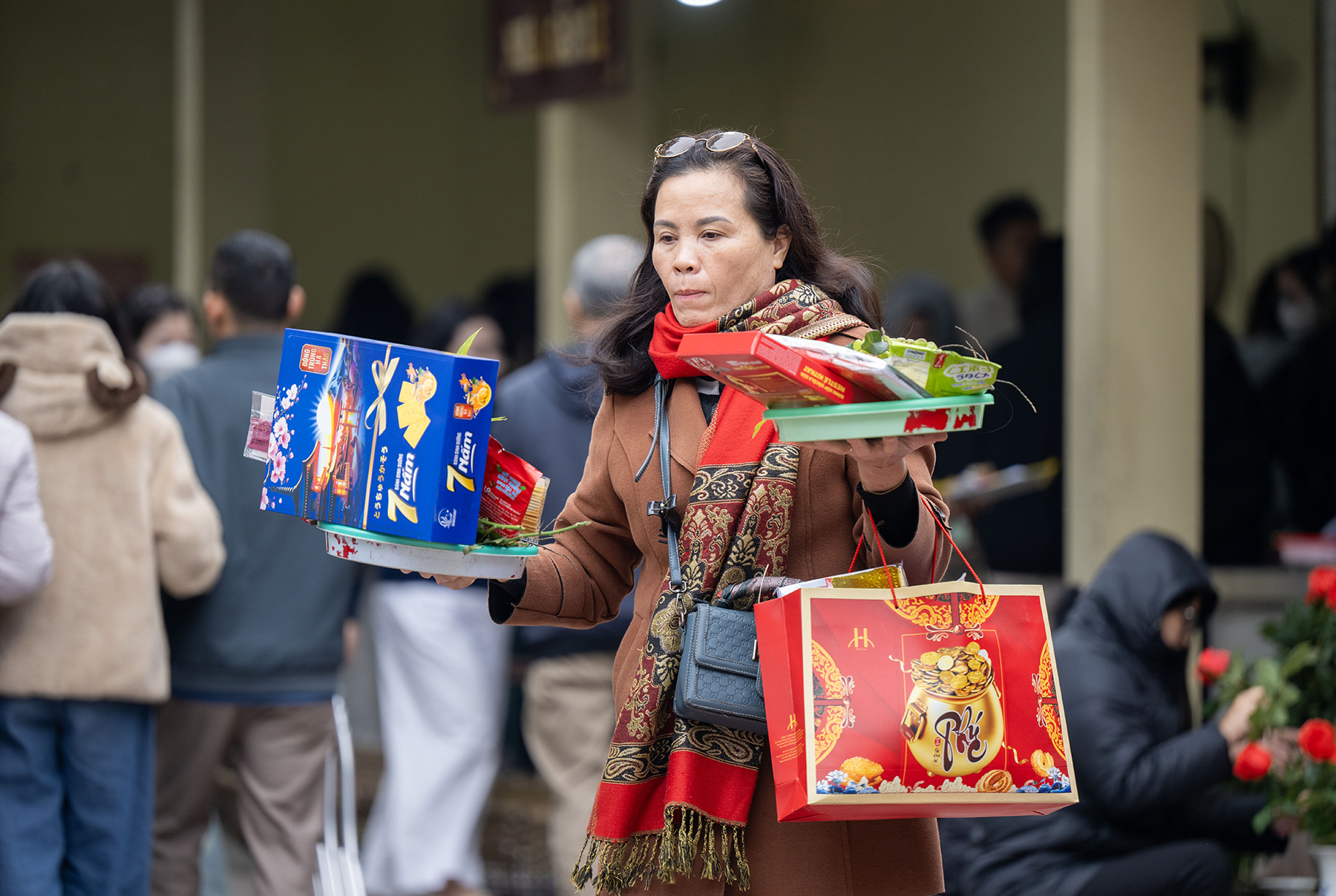 Giữa trưa Rằm th&aacute;ng Chạp, Phủ T&acirc;y Hồ đ&ocirc;ng đ&uacute;c v&igrave; d&ograve;ng người chen k&iacute;n đi tạ lễ cuối năm- Ảnh 15.