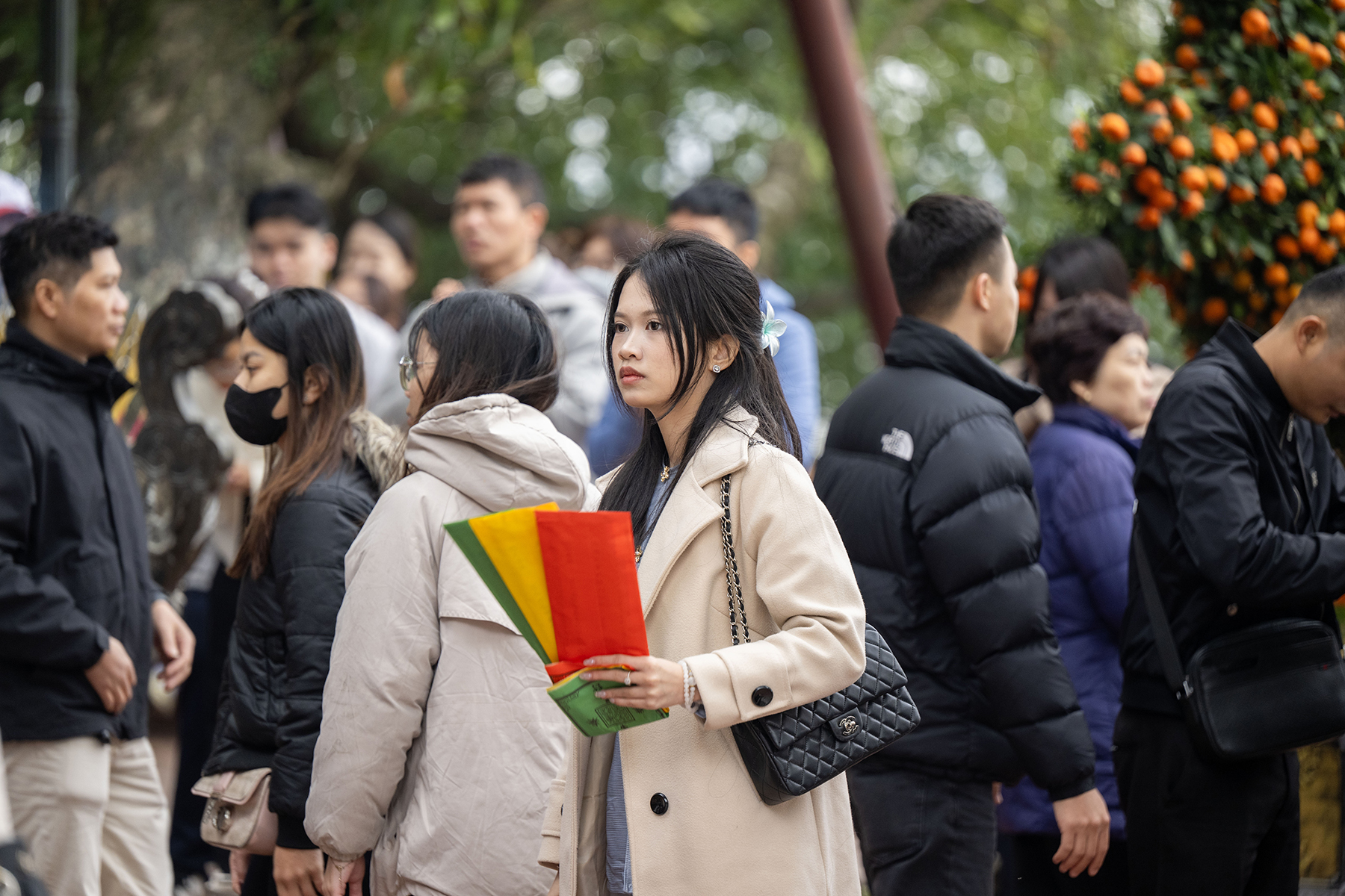 Giữa trưa Rằm th&aacute;ng Chạp, Phủ T&acirc;y Hồ đ&ocirc;ng đ&uacute;c v&igrave; d&ograve;ng người chen k&iacute;n đi tạ lễ cuối năm- Ảnh 18.