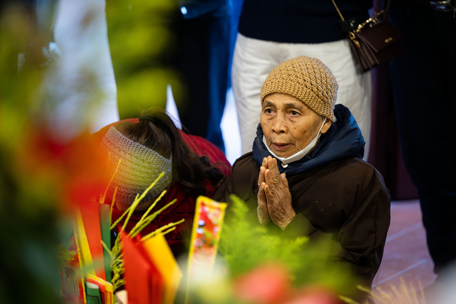 Giữa trưa Rằm th&aacute;ng Chạp, Phủ T&acirc;y Hồ đ&ocirc;ng đ&uacute;c v&igrave; d&ograve;ng người chen k&iacute;n đi tạ lễ cuối năm- Ảnh 13.