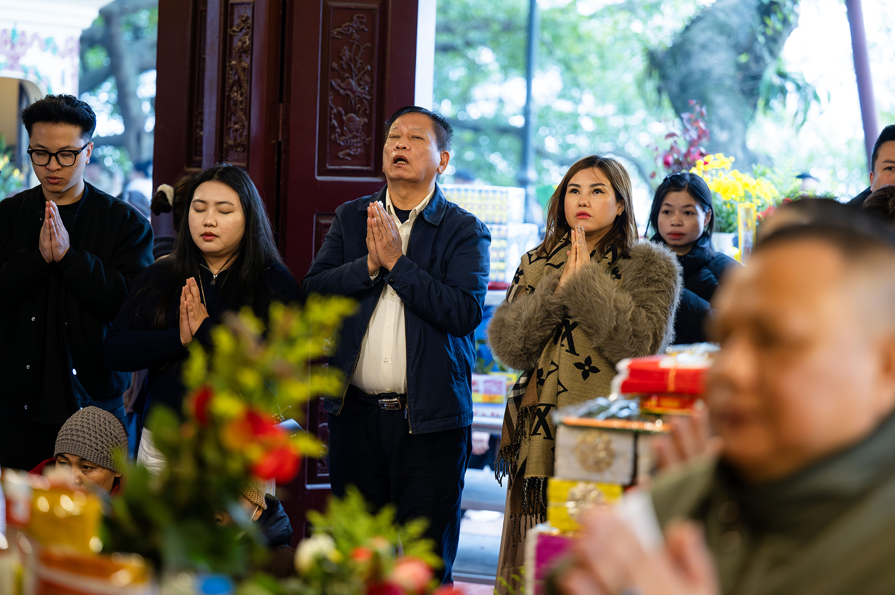 Giữa trưa Rằm th&aacute;ng Chạp, Phủ T&acirc;y Hồ đ&ocirc;ng đ&uacute;c v&igrave; d&ograve;ng người chen k&iacute;n đi tạ lễ cuối năm- Ảnh 12.