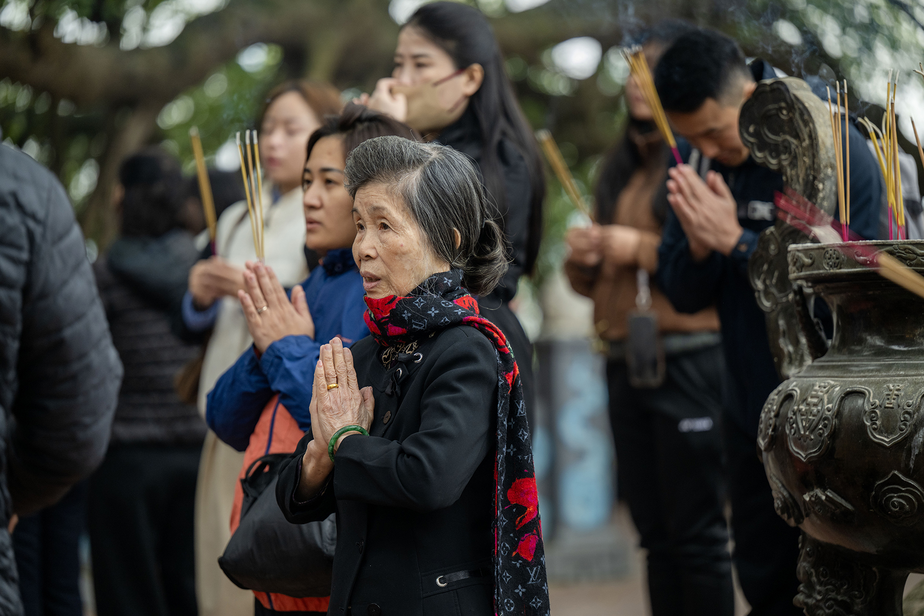 Giữa trưa Rằm th&aacute;ng Chạp, Phủ T&acirc;y Hồ đ&ocirc;ng đ&uacute;c v&igrave; d&ograve;ng người chen k&iacute;n đi tạ lễ cuối năm- Ảnh 7.