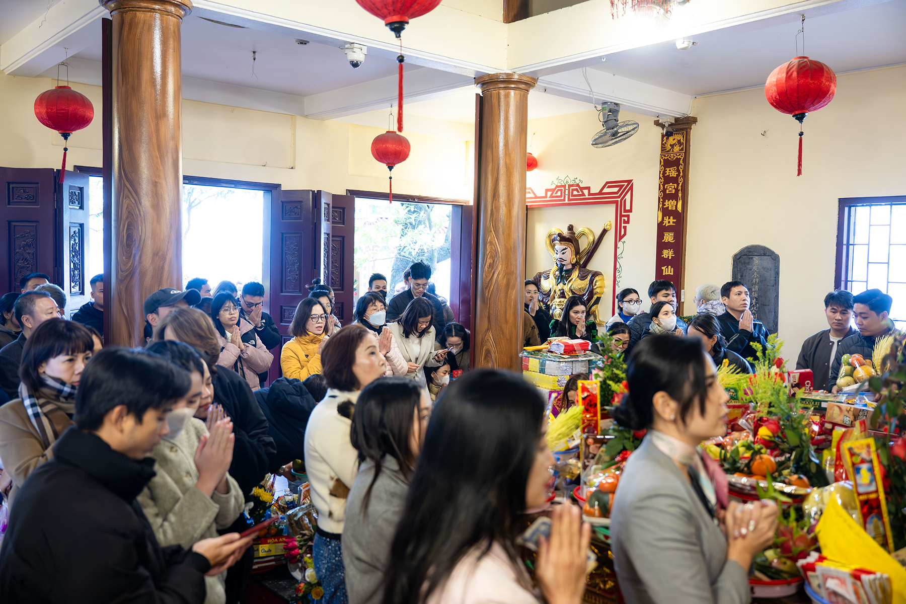 Giữa trưa Rằm th&aacute;ng Chạp, Phủ T&acirc;y Hồ đ&ocirc;ng đ&uacute;c v&igrave; d&ograve;ng người chen k&iacute;n đi tạ lễ cuối năm- Ảnh 11.