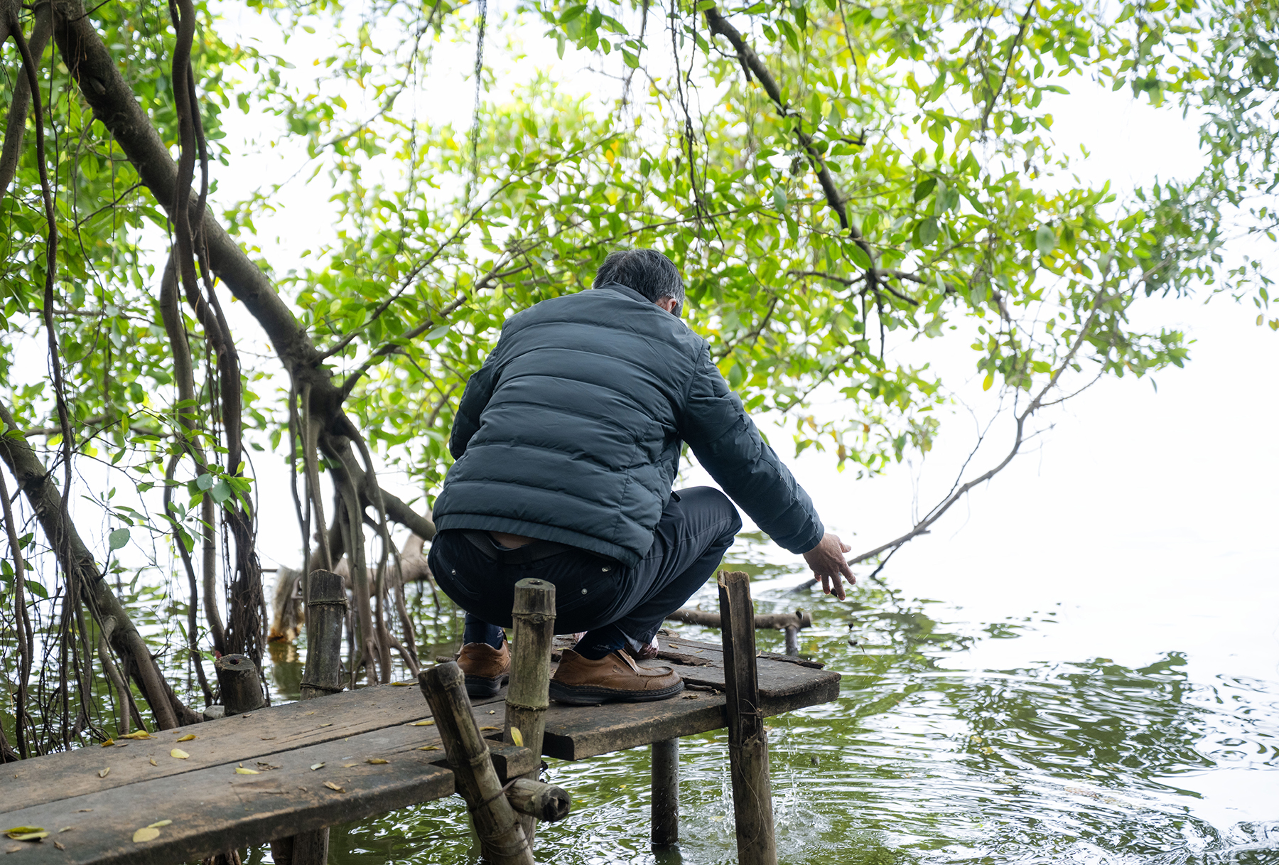 Giữa trưa Rằm th&aacute;ng Chạp, Phủ T&acirc;y Hồ đ&ocirc;ng đ&uacute;c v&igrave; d&ograve;ng người chen k&iacute;n đi tạ lễ cuối năm- Ảnh 20.