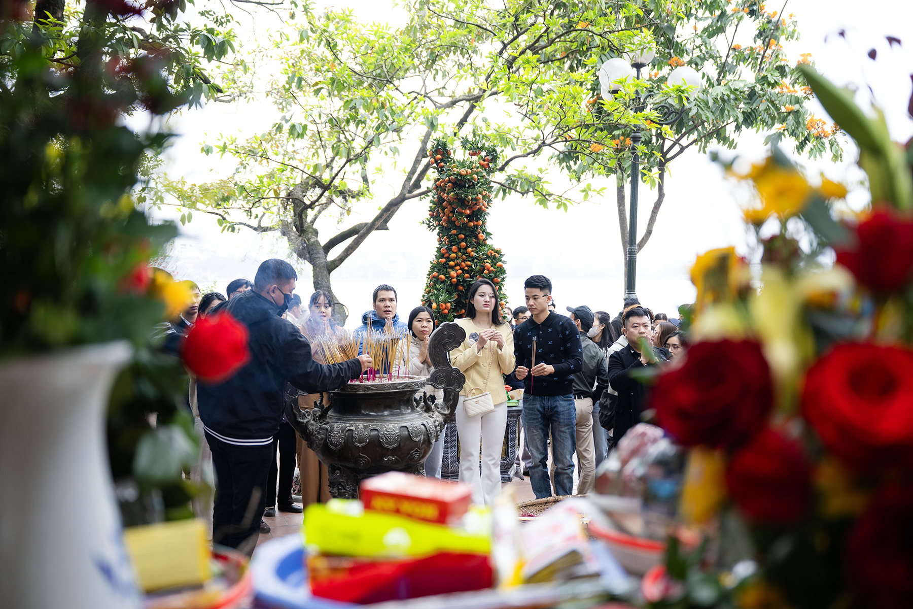 Giữa trưa Rằm th&aacute;ng Chạp, Phủ T&acirc;y Hồ đ&ocirc;ng đ&uacute;c v&igrave; d&ograve;ng người chen k&iacute;n đi tạ lễ cuối năm- Ảnh 8.