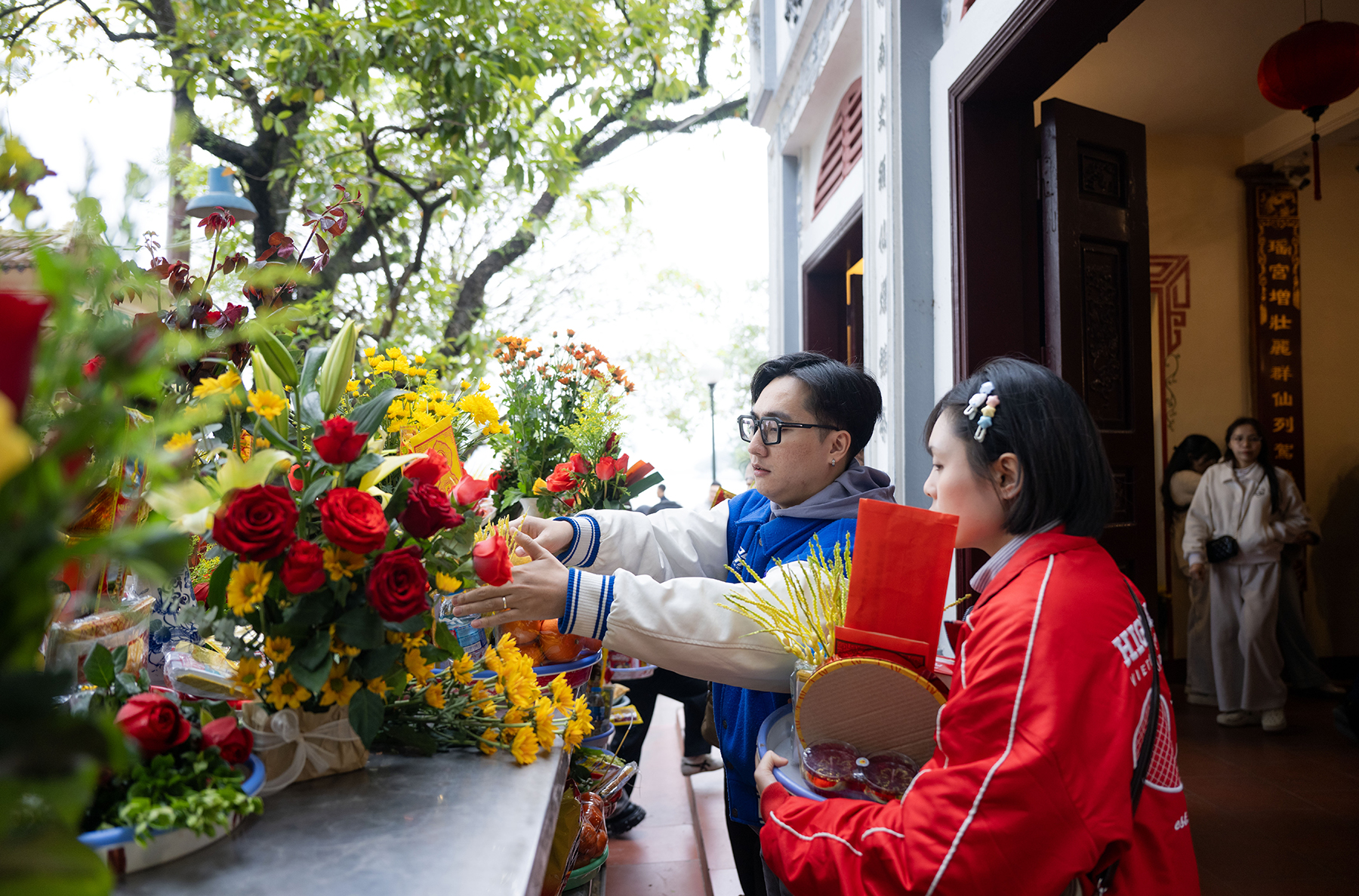 Giữa trưa Rằm th&aacute;ng Chạp, Phủ T&acirc;y Hồ đ&ocirc;ng đ&uacute;c v&igrave; d&ograve;ng người chen k&iacute;n đi tạ lễ cuối năm- Ảnh 9.