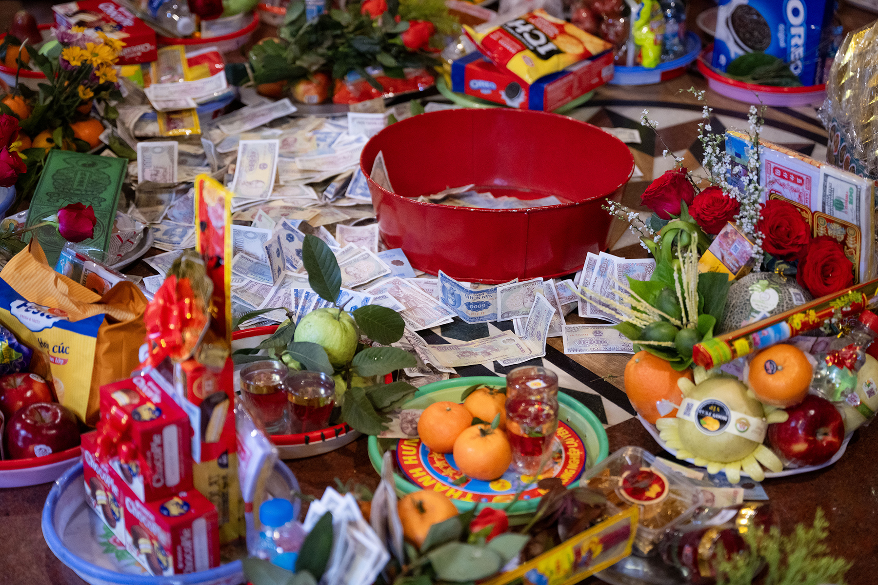 Giữa trưa Rằm th&aacute;ng Chạp, Phủ T&acirc;y Hồ đ&ocirc;ng đ&uacute;c v&igrave; d&ograve;ng người chen k&iacute;n đi tạ lễ cuối năm- Ảnh 14.