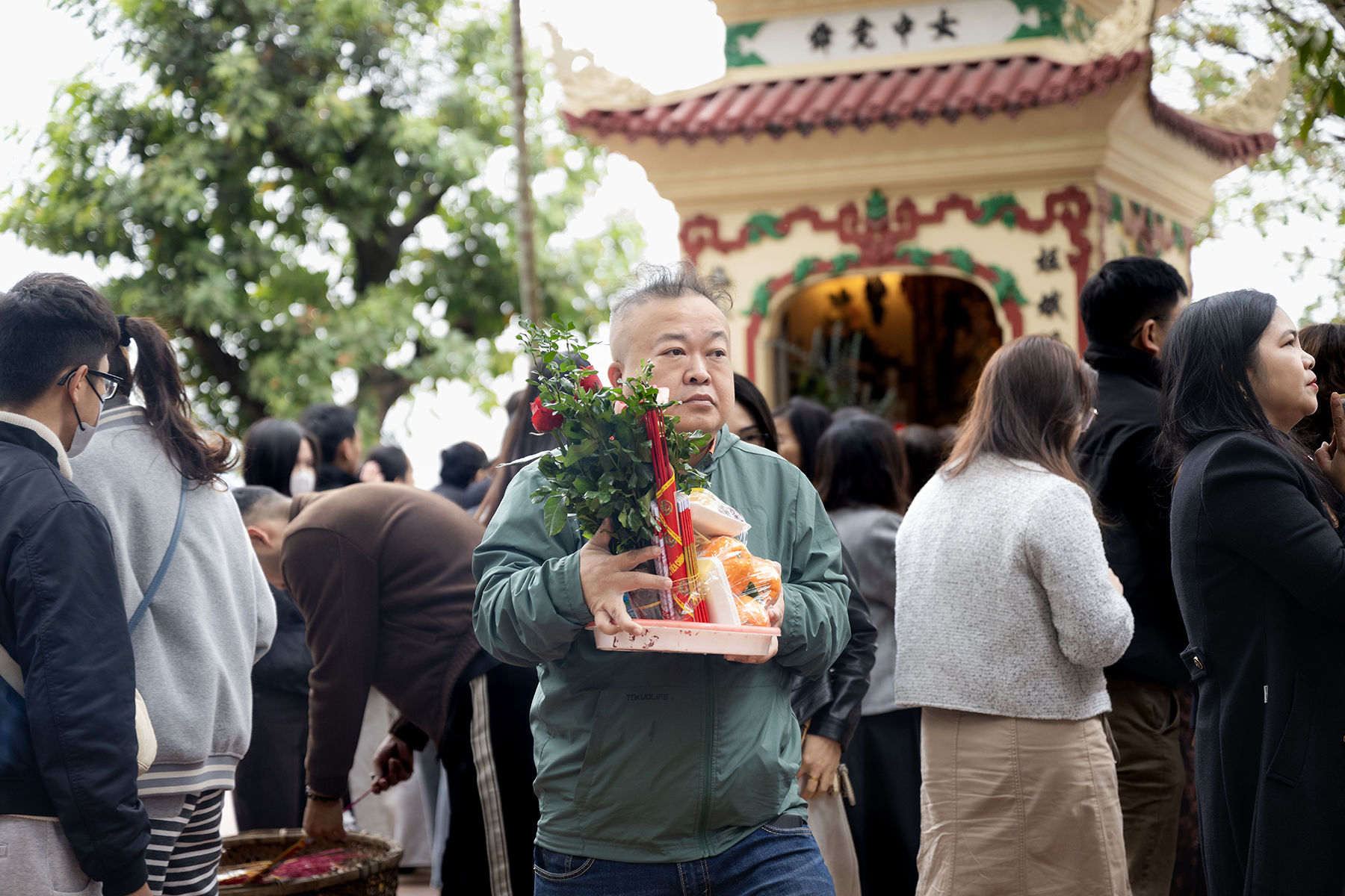 Giữa trưa Rằm th&aacute;ng Chạp, Phủ T&acirc;y Hồ đ&ocirc;ng đ&uacute;c v&igrave; d&ograve;ng người chen k&iacute;n đi tạ lễ cuối năm- Ảnh 16.