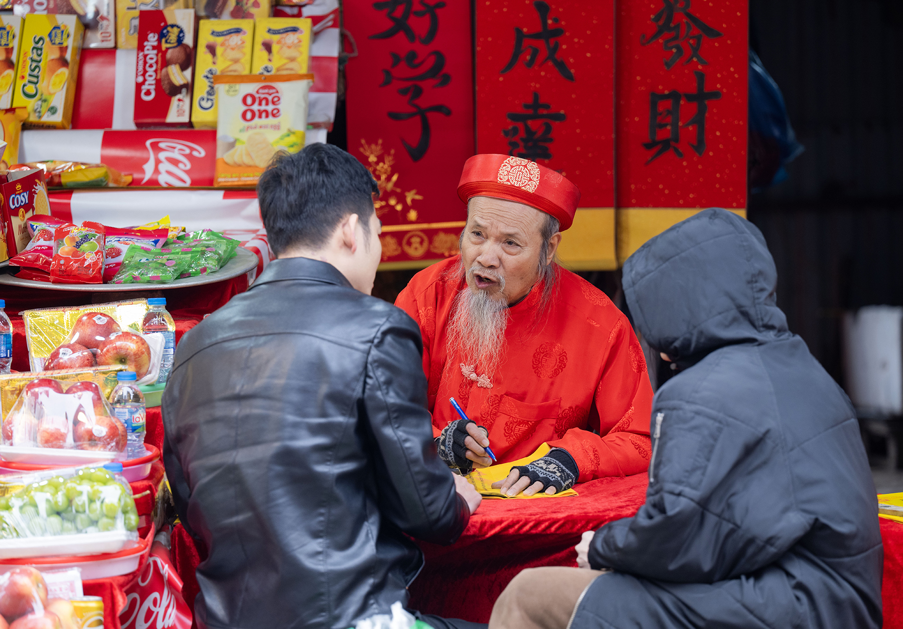 Giữa trưa Rằm th&aacute;ng Chạp, Phủ T&acirc;y Hồ đ&ocirc;ng đ&uacute;c v&igrave; d&ograve;ng người chen k&iacute;n đi tạ lễ cuối năm- Ảnh 19.