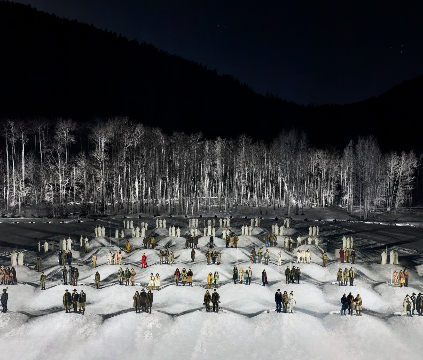 Fashion show giữa n&uacute;i tuyết khiến d&agrave;n sao phải &ldquo;liều m&igrave;nh&rdquo; trong đ&ecirc;m tối, Jennie bị lu mờ trước cảnh đẹp c&oacute; một kh&ocirc;ng hai- Ảnh 2.