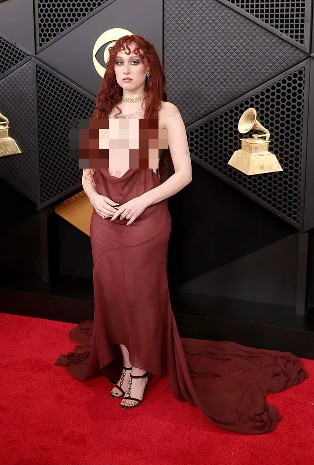 Thảm đỏ Grammy xuất hiện v&aacute;y khoe th&acirc;n phản cảm, nản nhất l&agrave; c&aacute;ch che v&ograve;ng 1 qu&aacute; lố lăng- Ảnh 3.