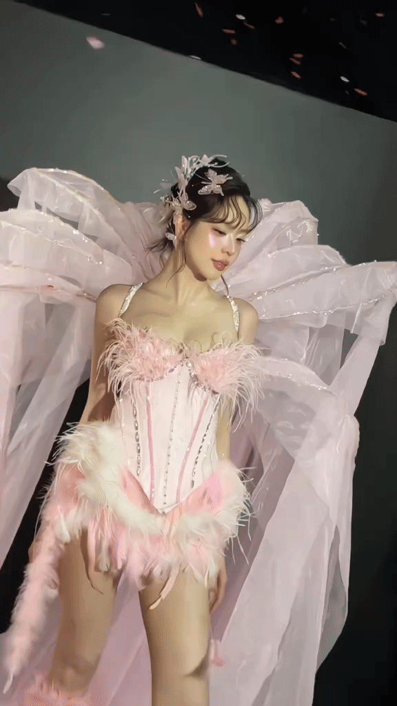 Đằng sau vẻ đẹp 