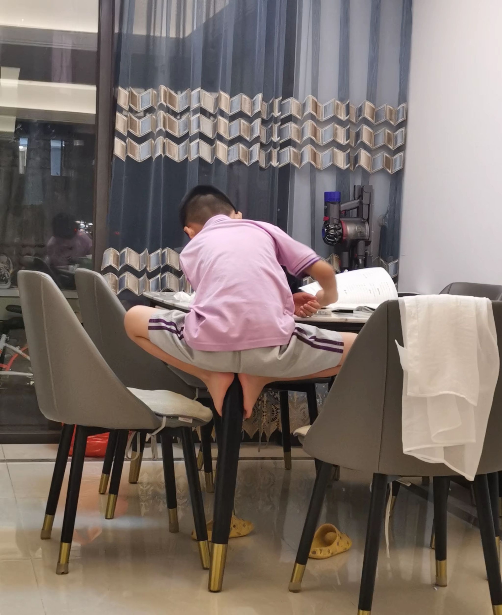 Bộ sưu tập tư thế l&agrave;m b&agrave;i tập của học sinh tiểu học: Nh&igrave;n th&ocirc;i đ&atilde; thấy "tức c&aacute;i lồng ngực"!- Ảnh 4.