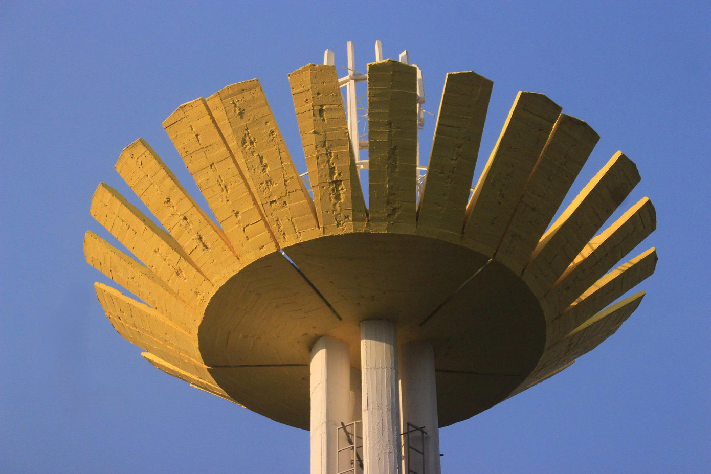 Hồ Con R&ugrave;a sơn lại m&agrave;u kh&aacute;c sau tranh c&atilde;i- Ảnh 9.