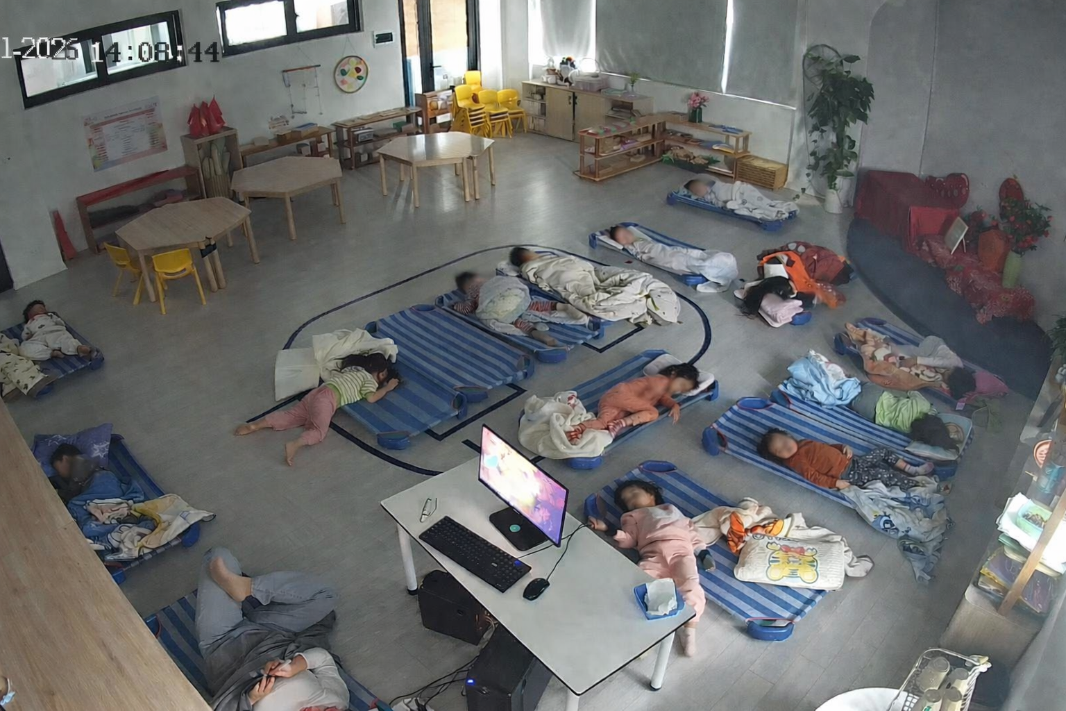 Một bức ảnh giờ ngủ trưa ở trường mầm non g&acirc;y x&ocirc;n xao: "Gi&aacute;o vi&ecirc;n Gen Z c&oacute; thật sự thiếu tr&aacute;ch nhiệm?"- Ảnh 1.