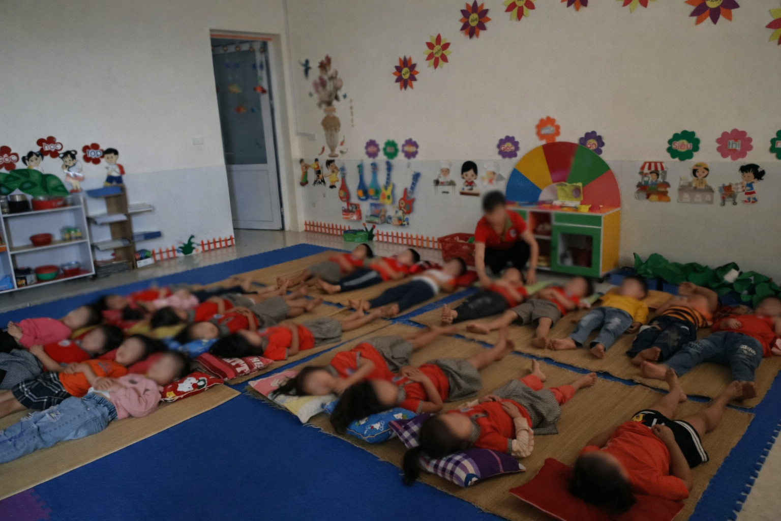 Một bức ảnh giờ ngủ trưa ở trường mầm non g&acirc;y x&ocirc;n xao: "Gi&aacute;o vi&ecirc;n Gen Z c&oacute; thật sự thiếu tr&aacute;ch nhiệm?"- Ảnh 2.