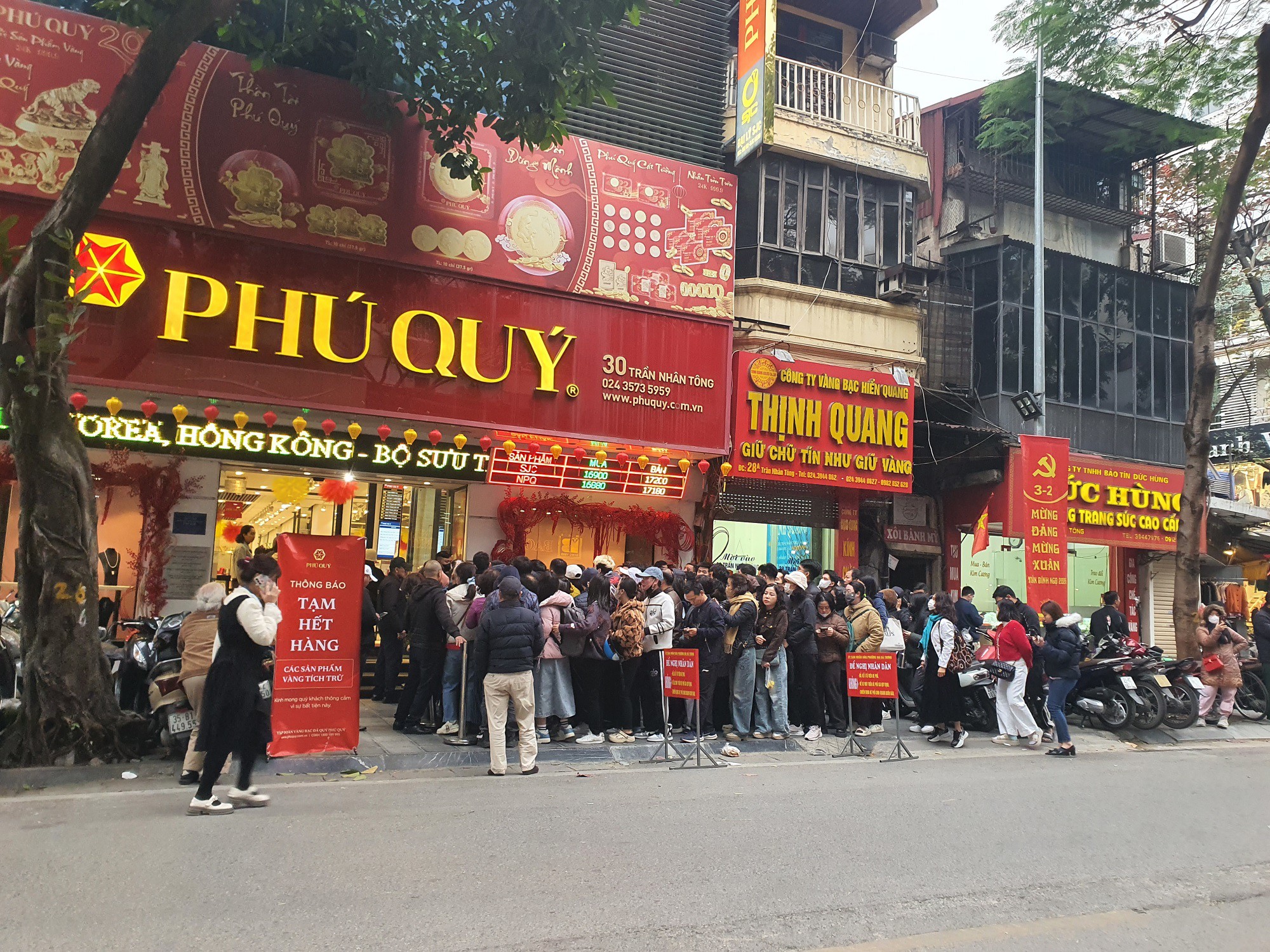 Sợ kh&ocirc;ng mua nhanh th&igrave; v&agrave;ng l&ecirc;n 200 triệu, người phụ nữ ở H&agrave; Nội r&uacute;t tiết kiệm đu đỉnh, lỗ đậm sau 2 ng&agrave;y- Ảnh 2.