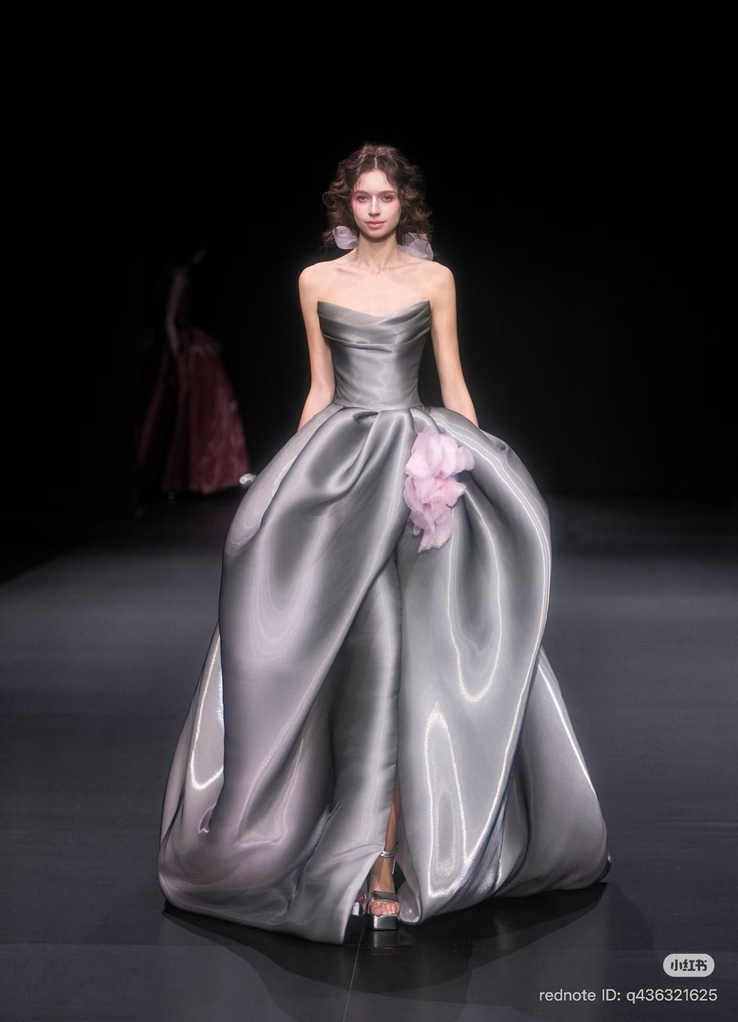 BST váy đang làm toàn thể con gái xao xuyến: Mọi thứ đẹp như tiên giáng trần, nằm mơ cũng mong được mặc 1 lần- Ảnh 1. BST váy đang làm toàn thể con gái xao xuyến: Mọi thứ đẹp như tiên giáng trần, nằm mơ cũng mong được mặc 1 lần- Ảnh 1.